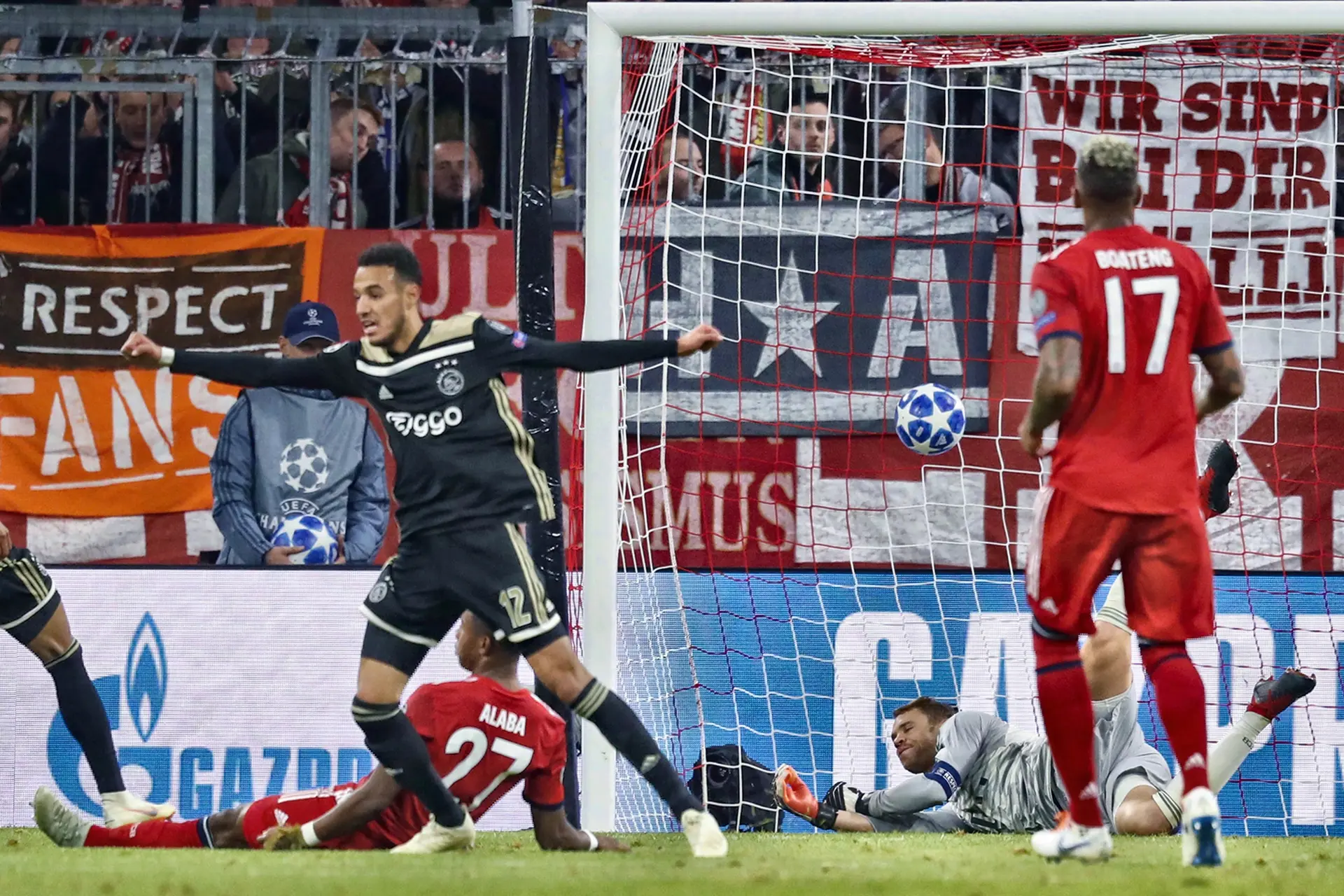 Mazraoui kiest Bayern-uit als mooiste wedstrijd: 'Vanaf dat moment ontstond er een soort geloof'