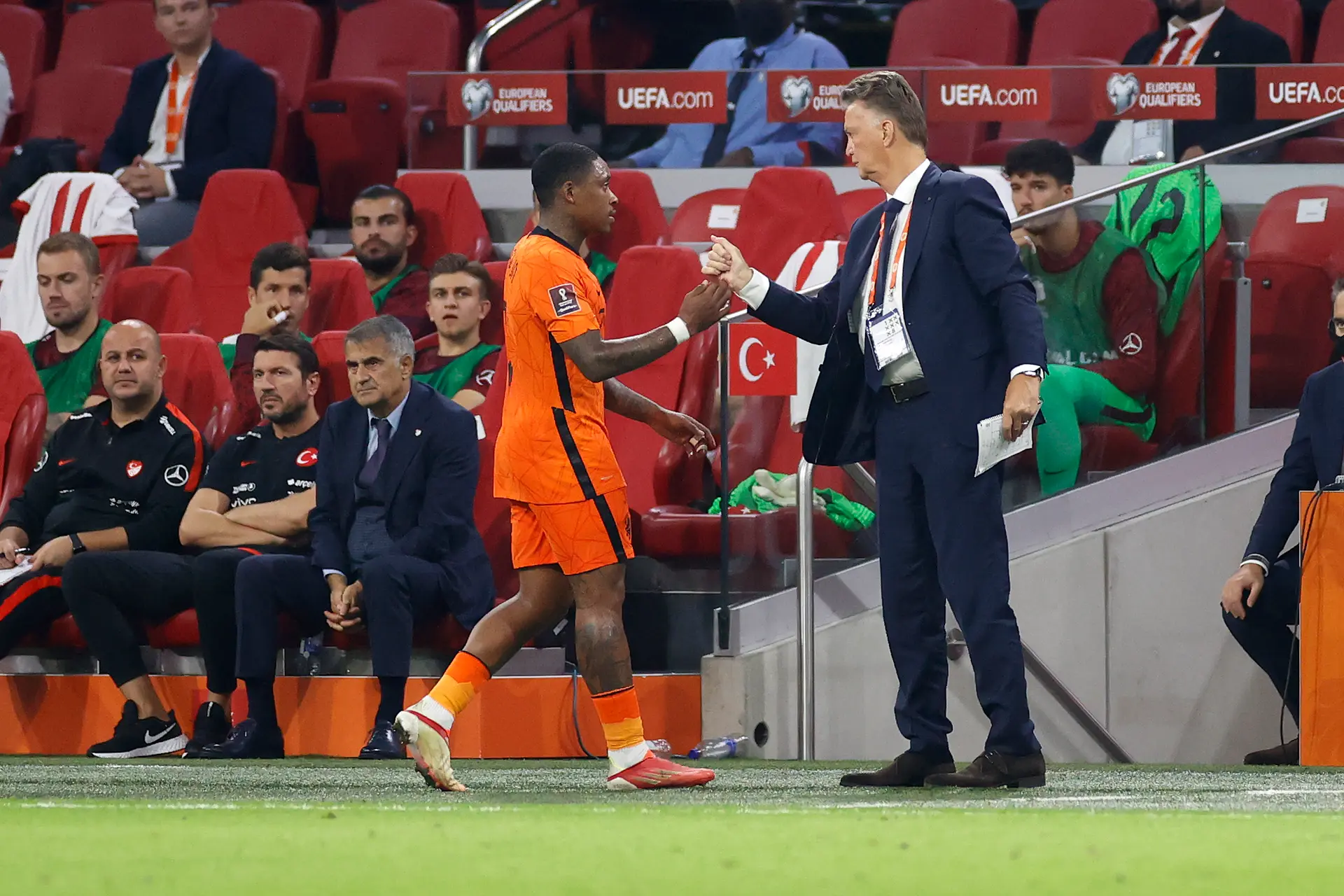 Van Gaal juicht transfer van Bergwijn toe: 'Mag van mij zo snel mogelijk naar Ajax'