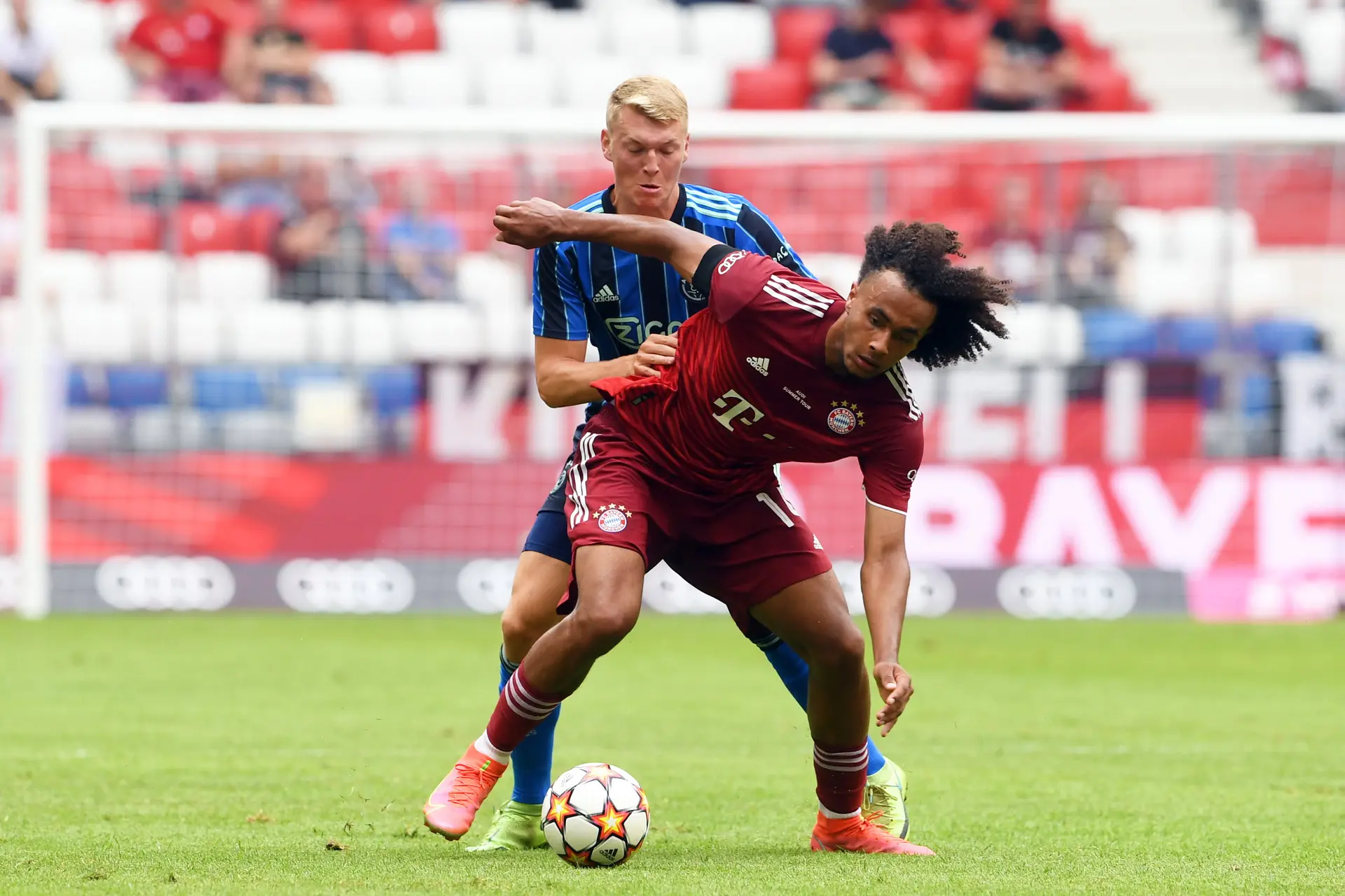 'Bayern München wil Zirkzee verkopen; Ajax opnieuw genoemd als geïnteresseerde partij'