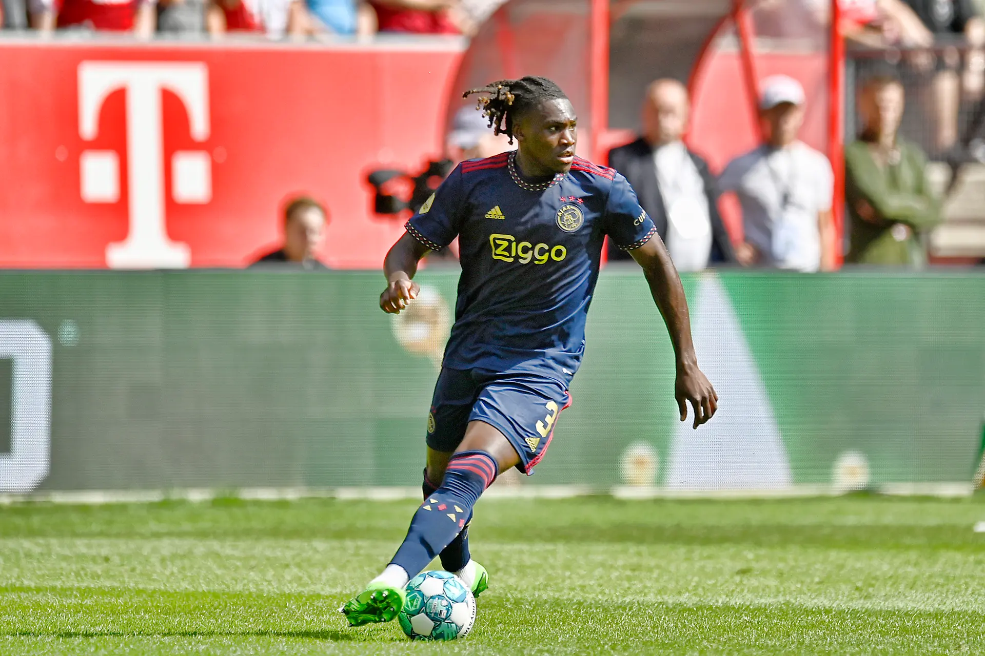 Schreuder even lovend als kritisch over Bassey: 'Zit verbetering in, maar dat is normaal'