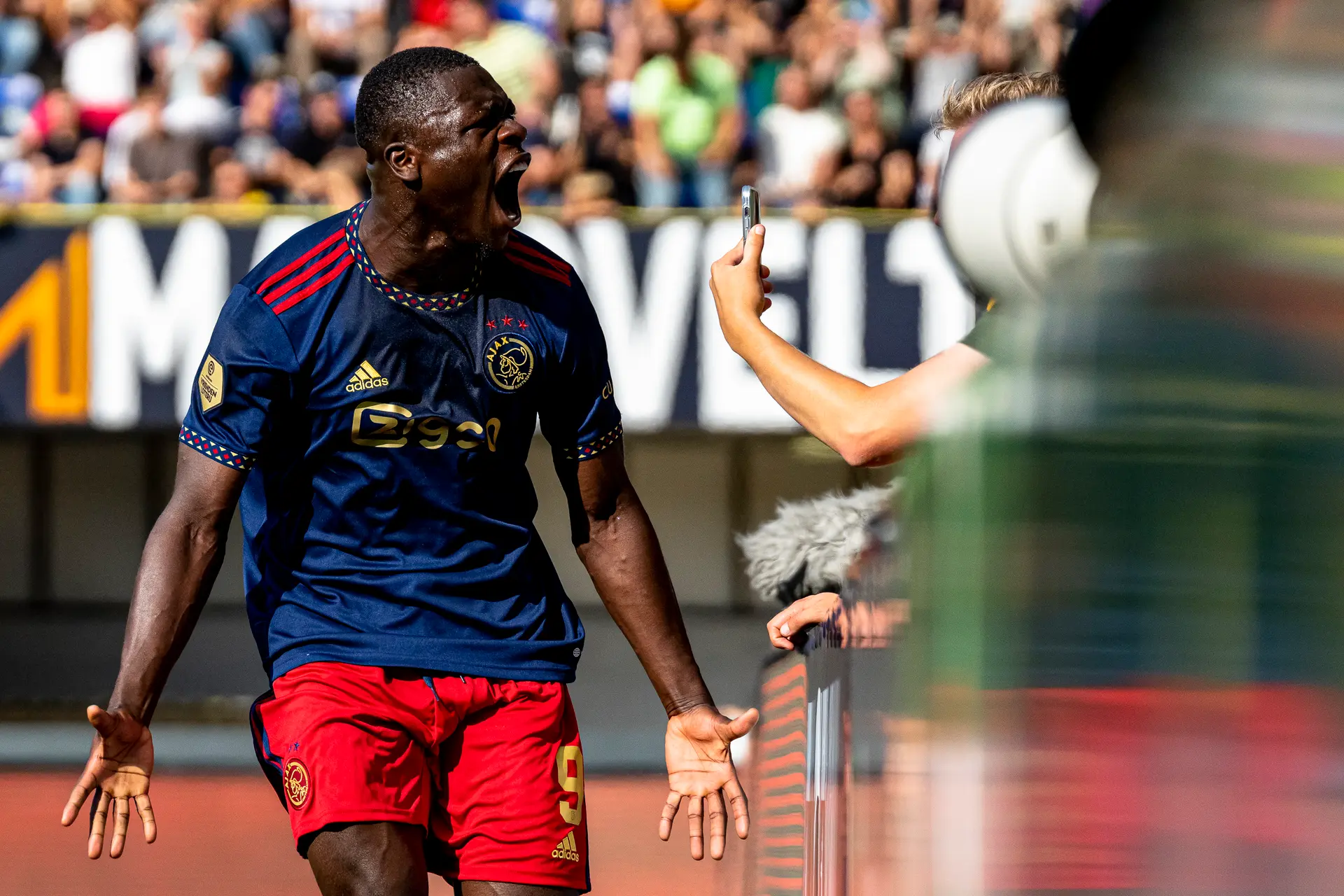 Rondom Ajax: Brobbey en Fitz-Jim hebben lol tijdens Ajax Kids Persconferentie