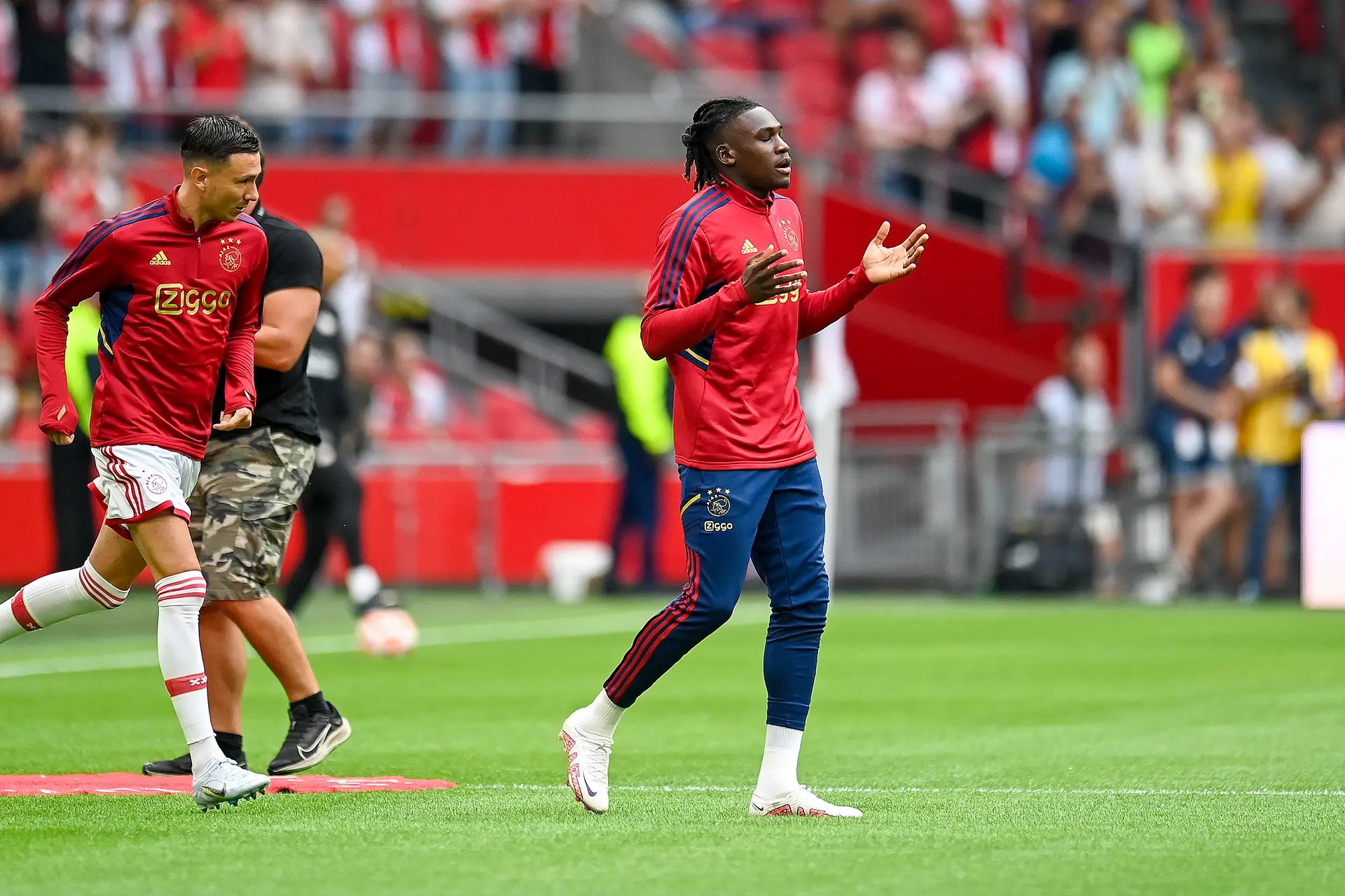 Bassey blikt terug op transfer: 'Premier League woog niet op tegen mijn gevoel voor Ajax'