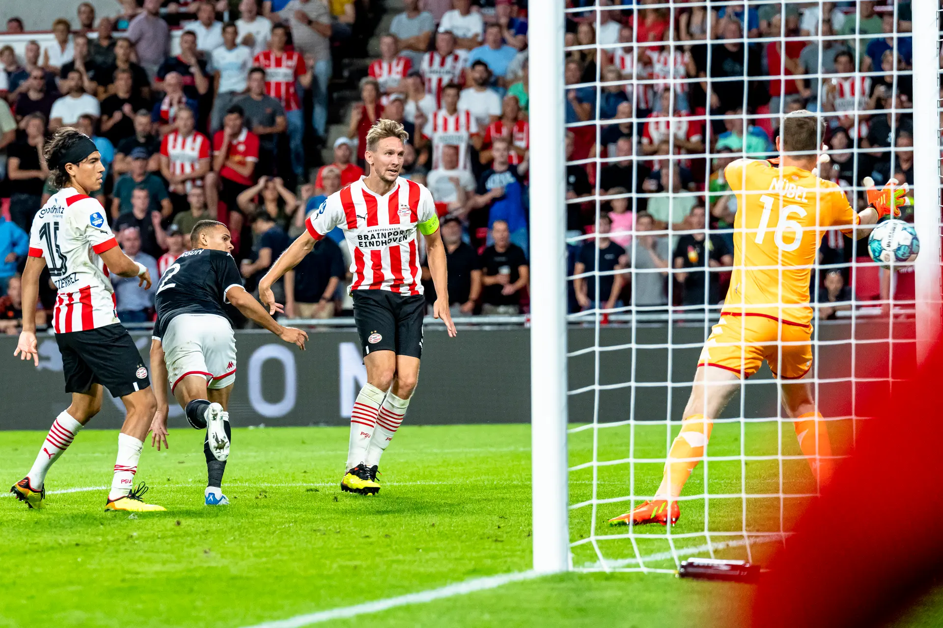 PSV overleeft spektakelstuk en stoot door naar laatste voorronde Champions League