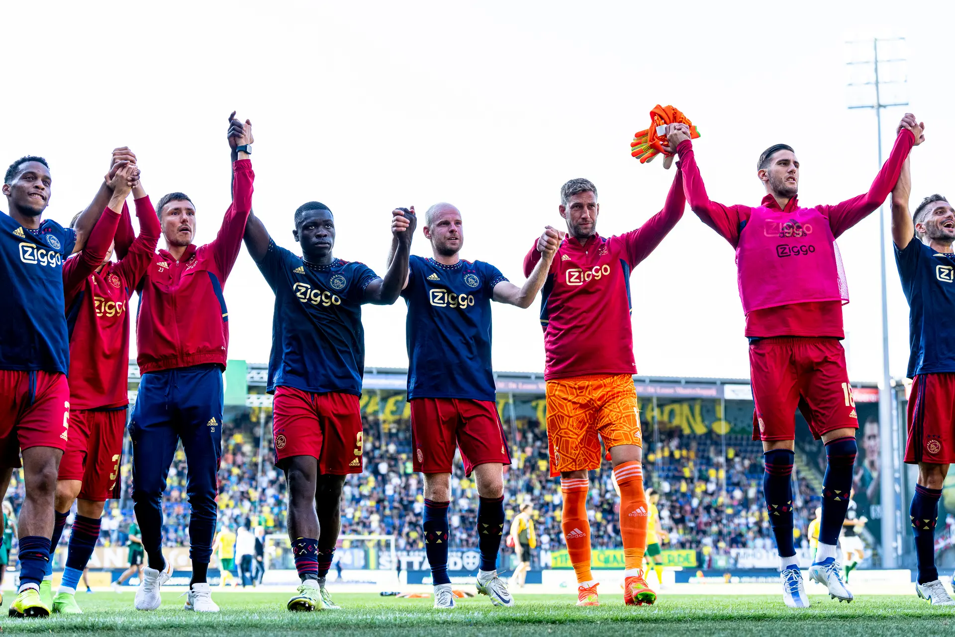 Ajax wint eerste competitiewedstrijd na zwakke eerste helft