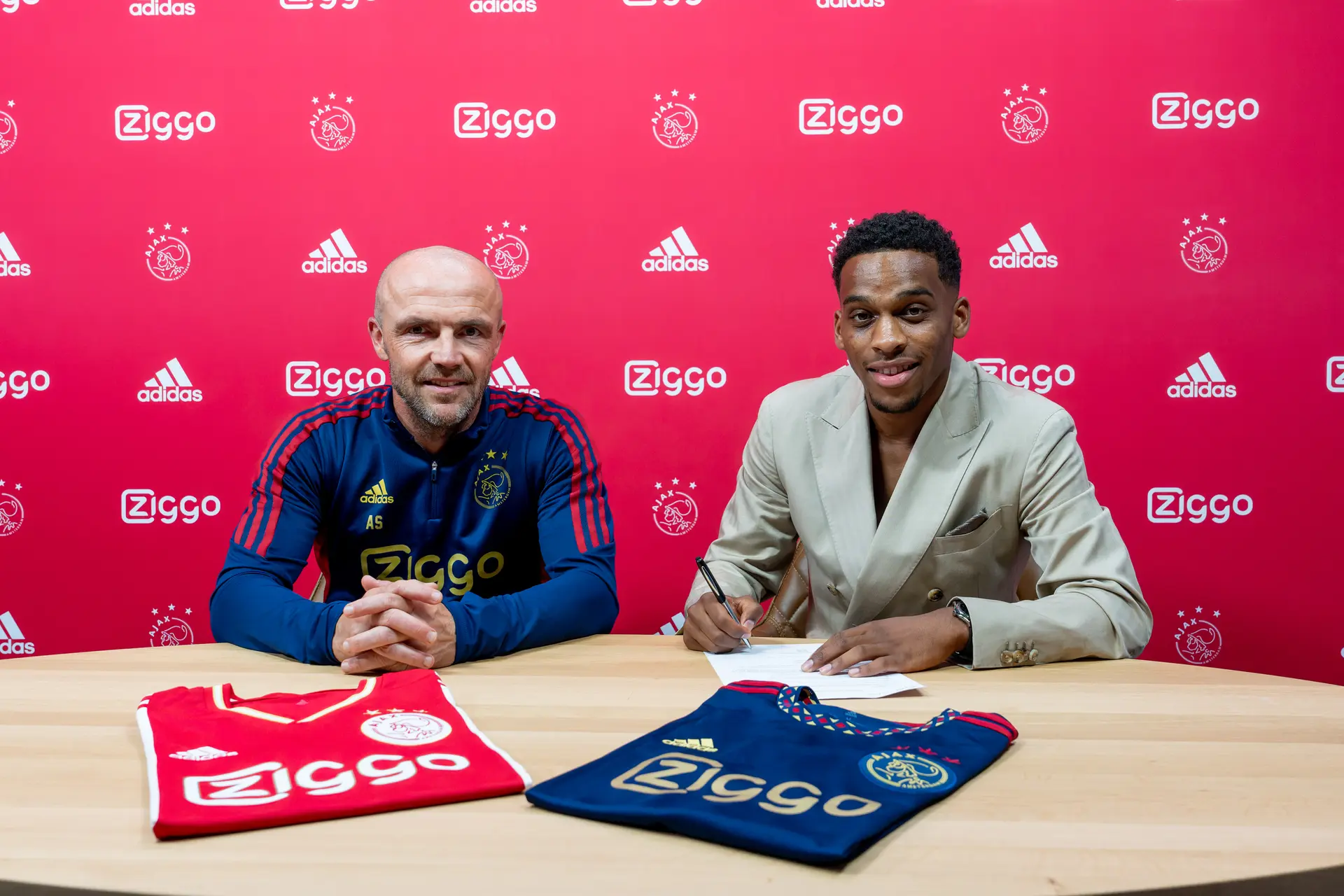 Timber kiest na 'hectische zomer' toch voor Ajax: 'Het komt vanuit mijn eigen hart en hoofd'