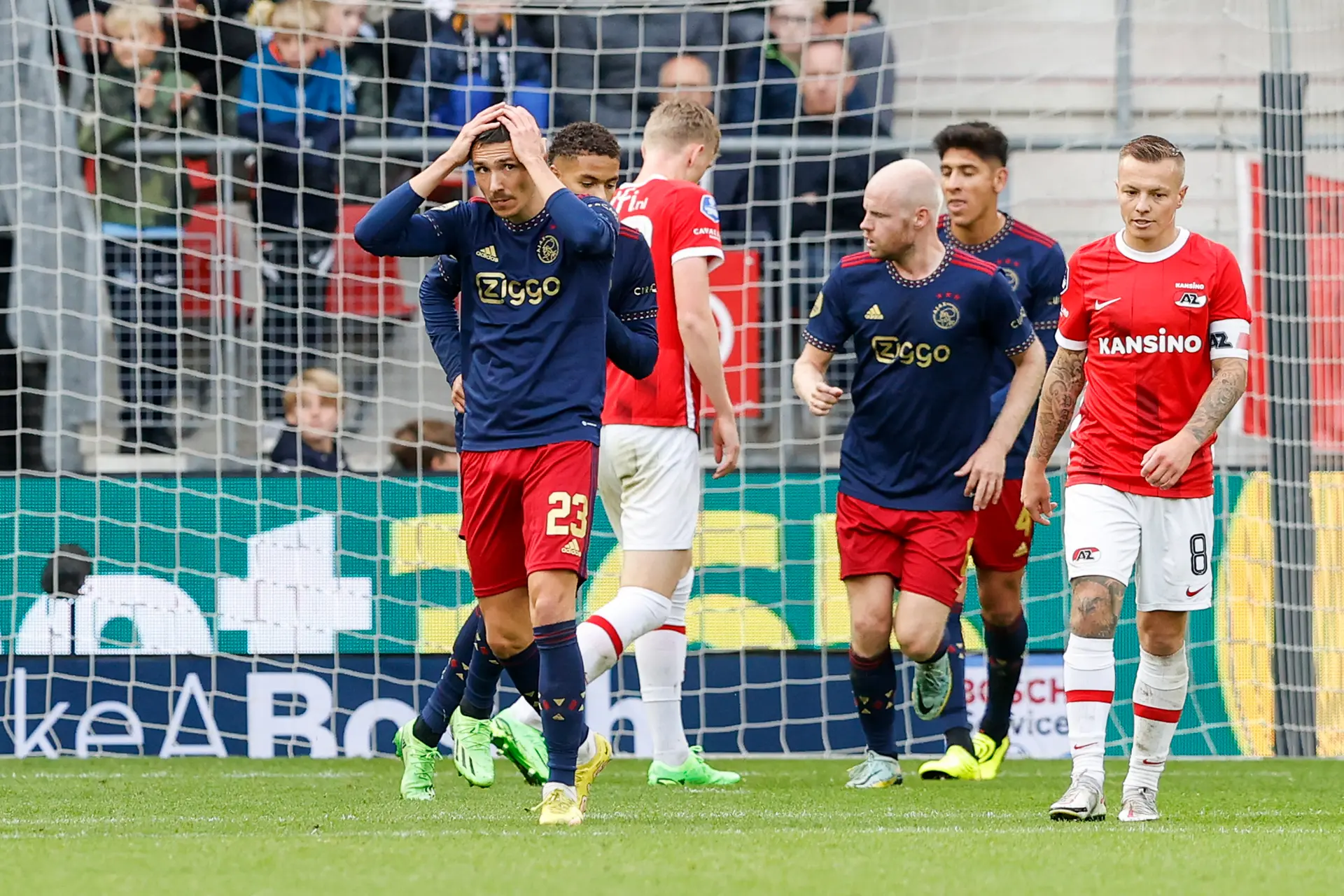 NB: 'Het is zorgwekkend dat Ajax geen antwoord lijkt te hebben op hoge druk'