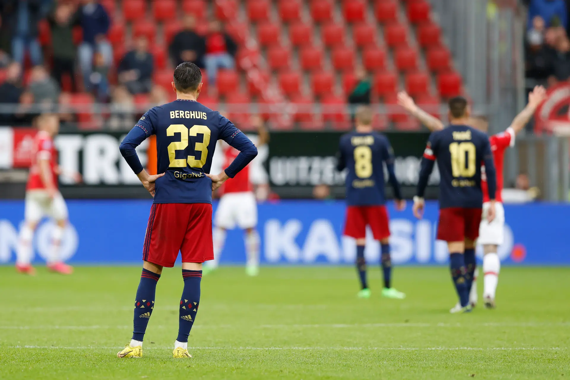 Ajax komt niet scherp voor de dag en gaat onderuit op bezoek bij AZ