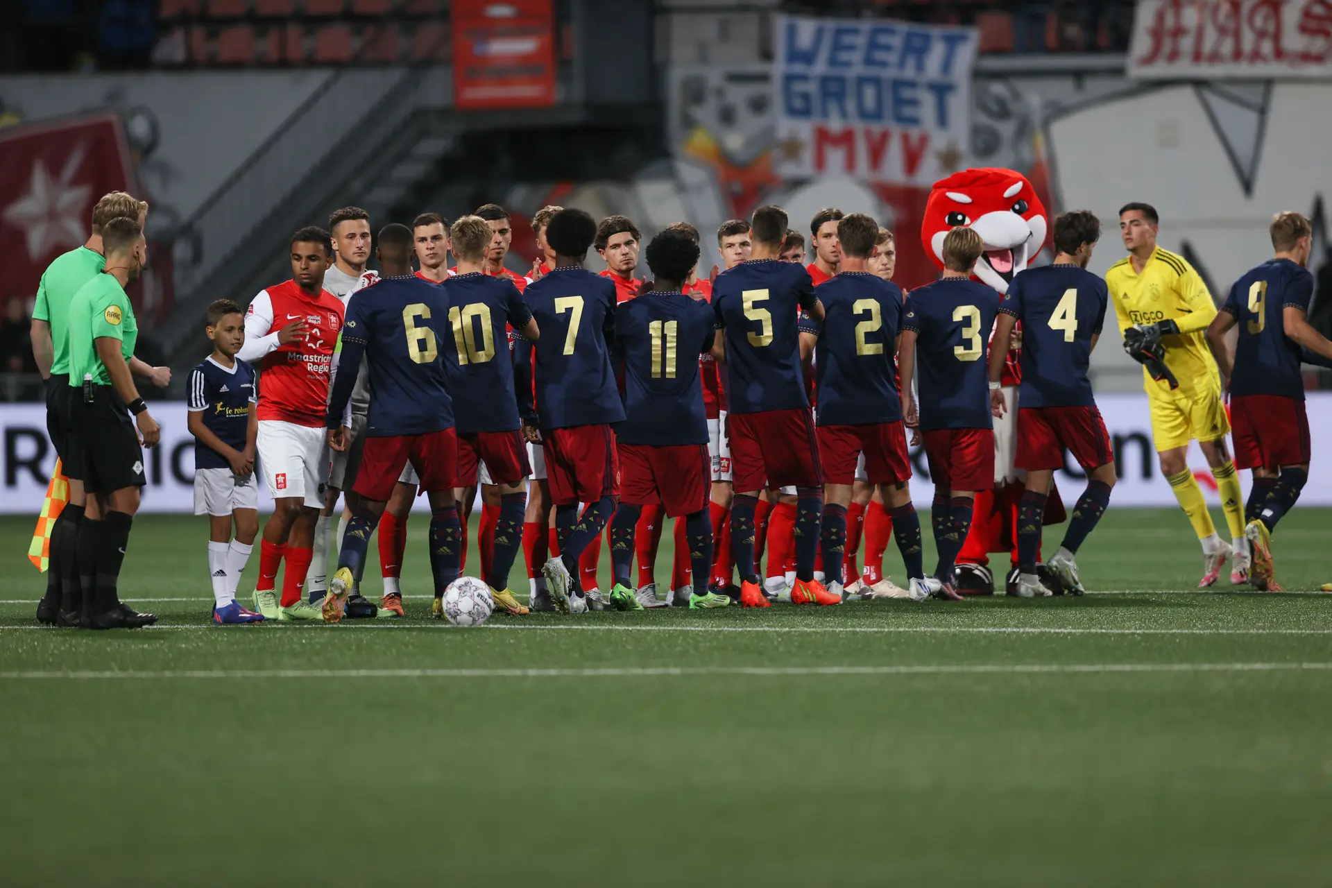 Jong Ajax is niet bestand tegen counters MVV en gaat hard onderuit in Maastricht
