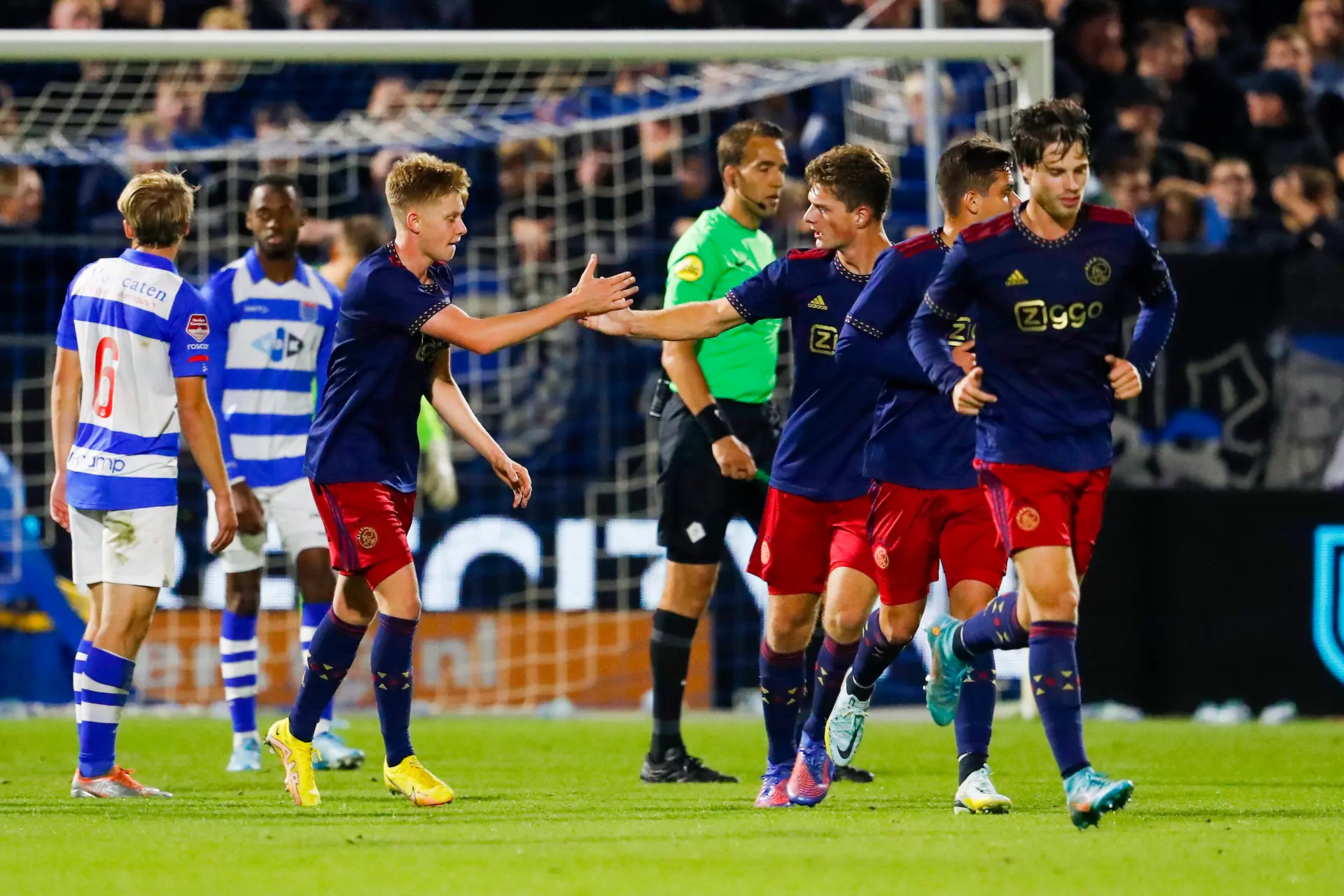 Jong Ajax pakt door fraaie gelijkmaker Hlynsson punt bij PEC Zwolle