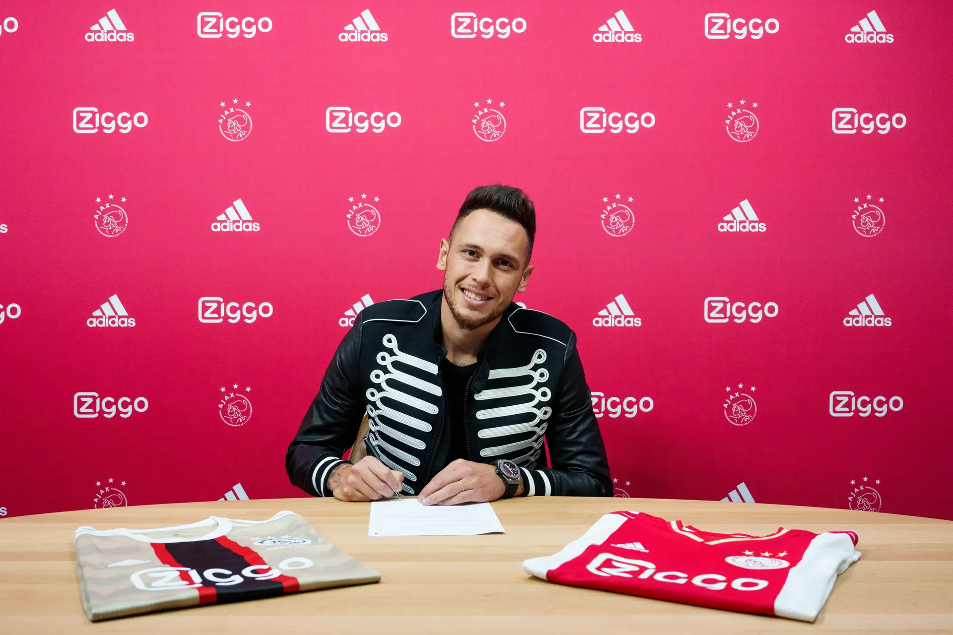 Lucas Ocampos Presentatie Contract Tekenen