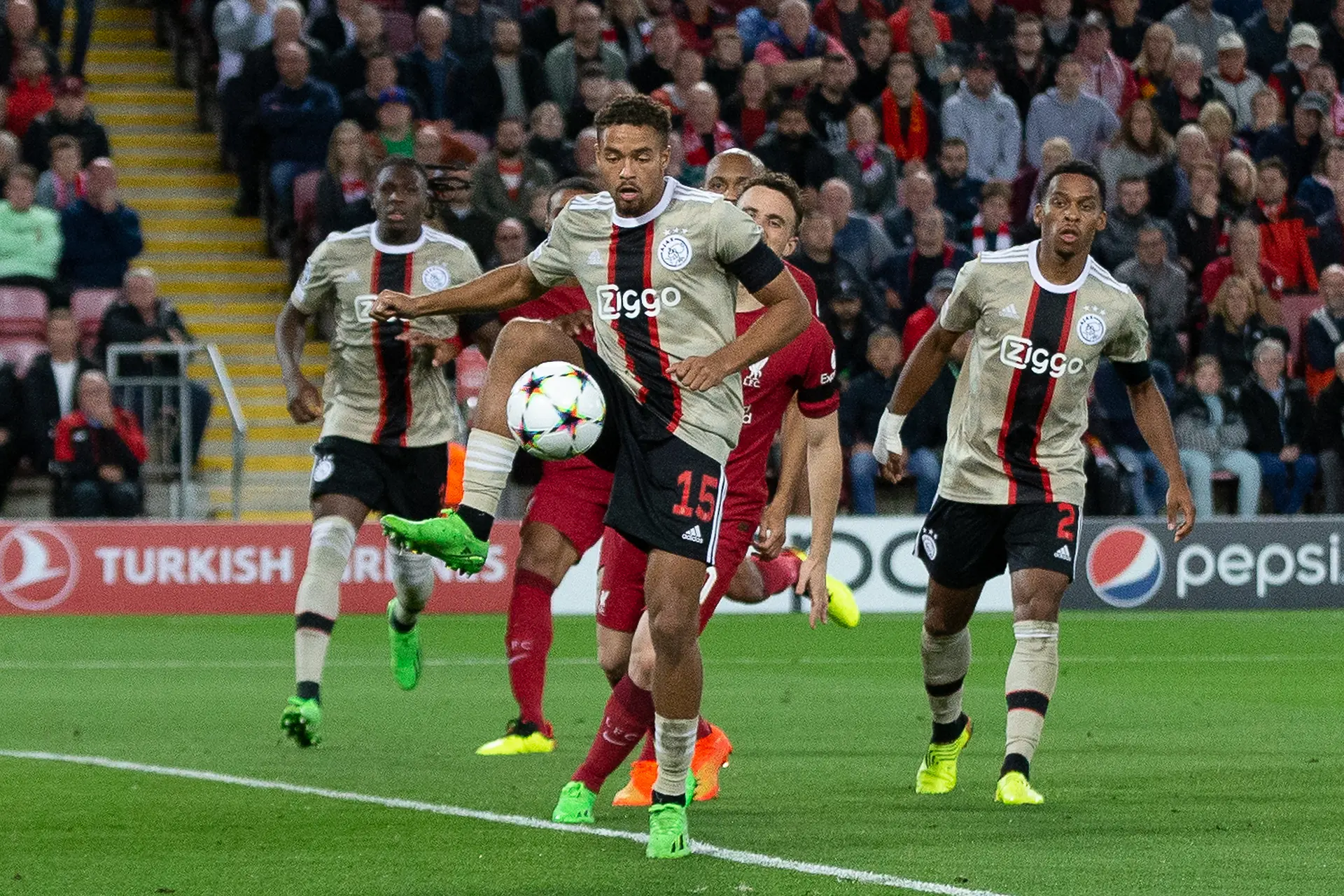 Rensch aangewezen als hoofdschuldige bij eerste tegengoal van Ajax tegen Liverpool