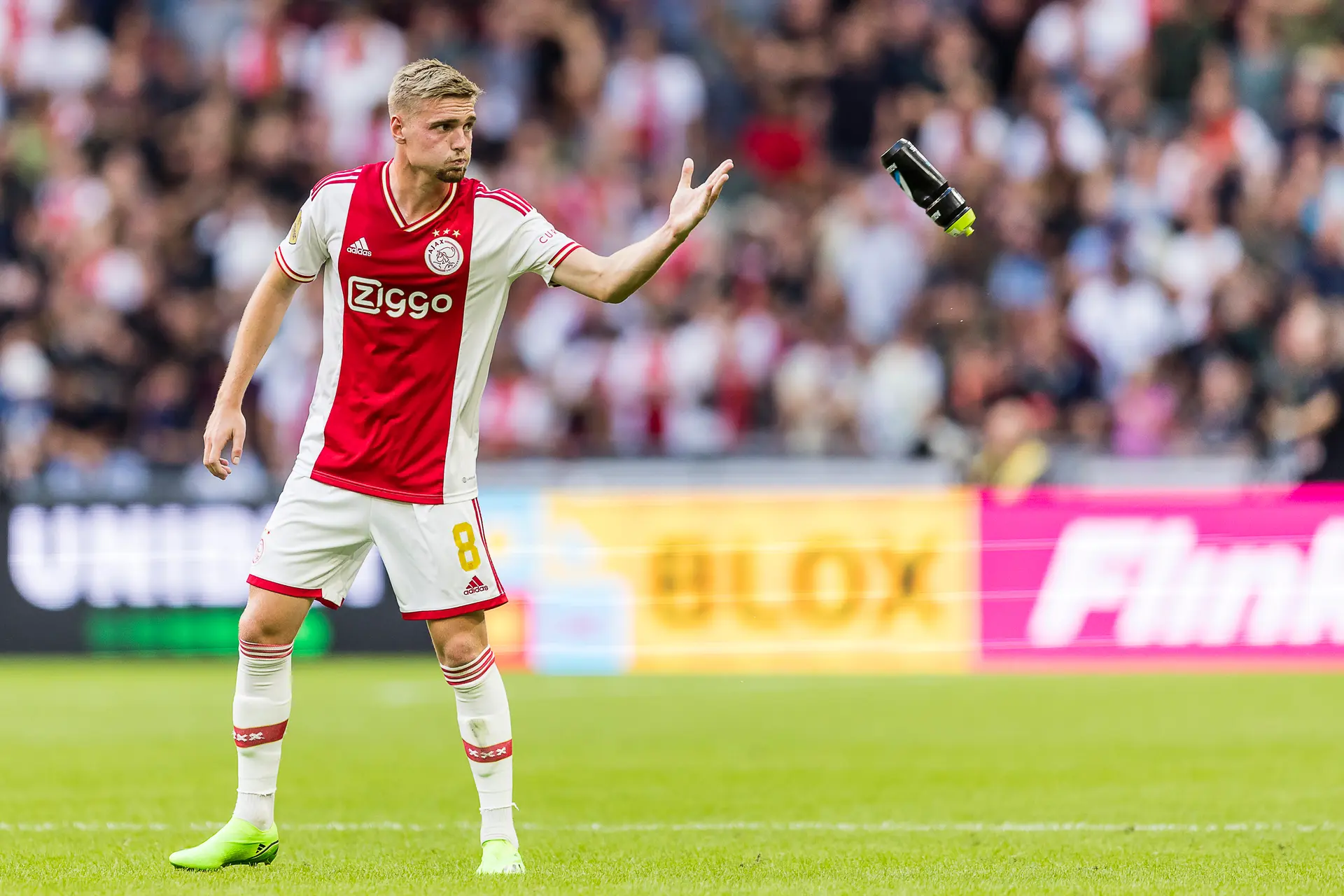 NB: 'Taylor is in korte tijd een onmisbare speler voor Ajax geworden'