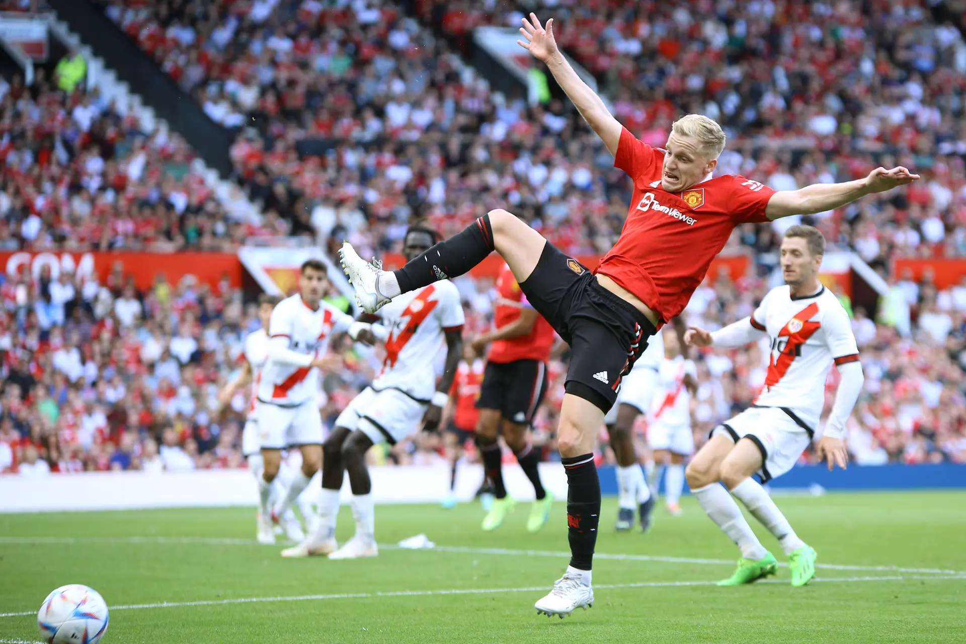 Van de Beek op jacht naar speelminuten: 'Liever meer wedstrijden dan trainingen'
