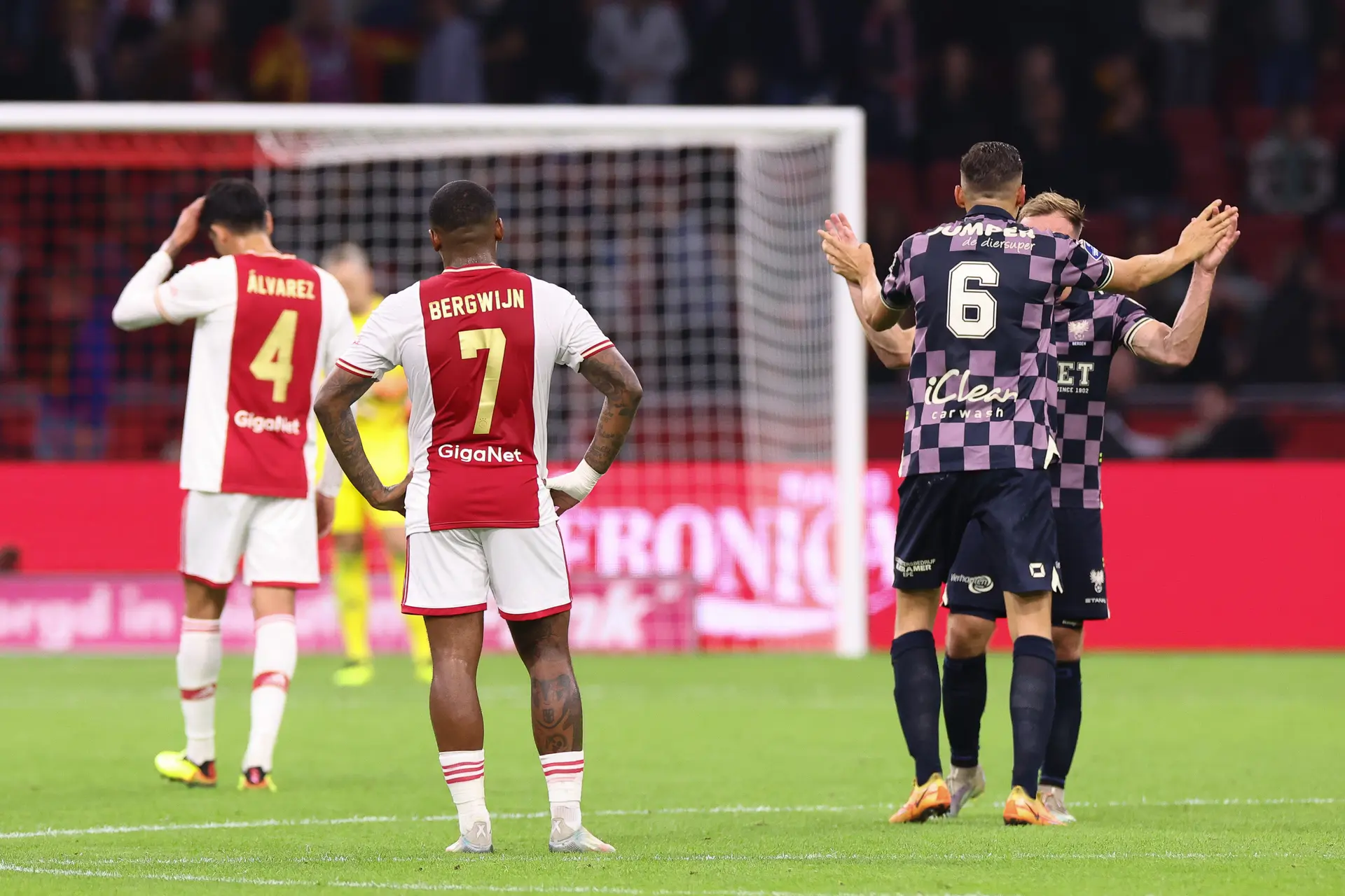 Ajax verzuimt te profiteren van misstap PSV en speelt gelijk