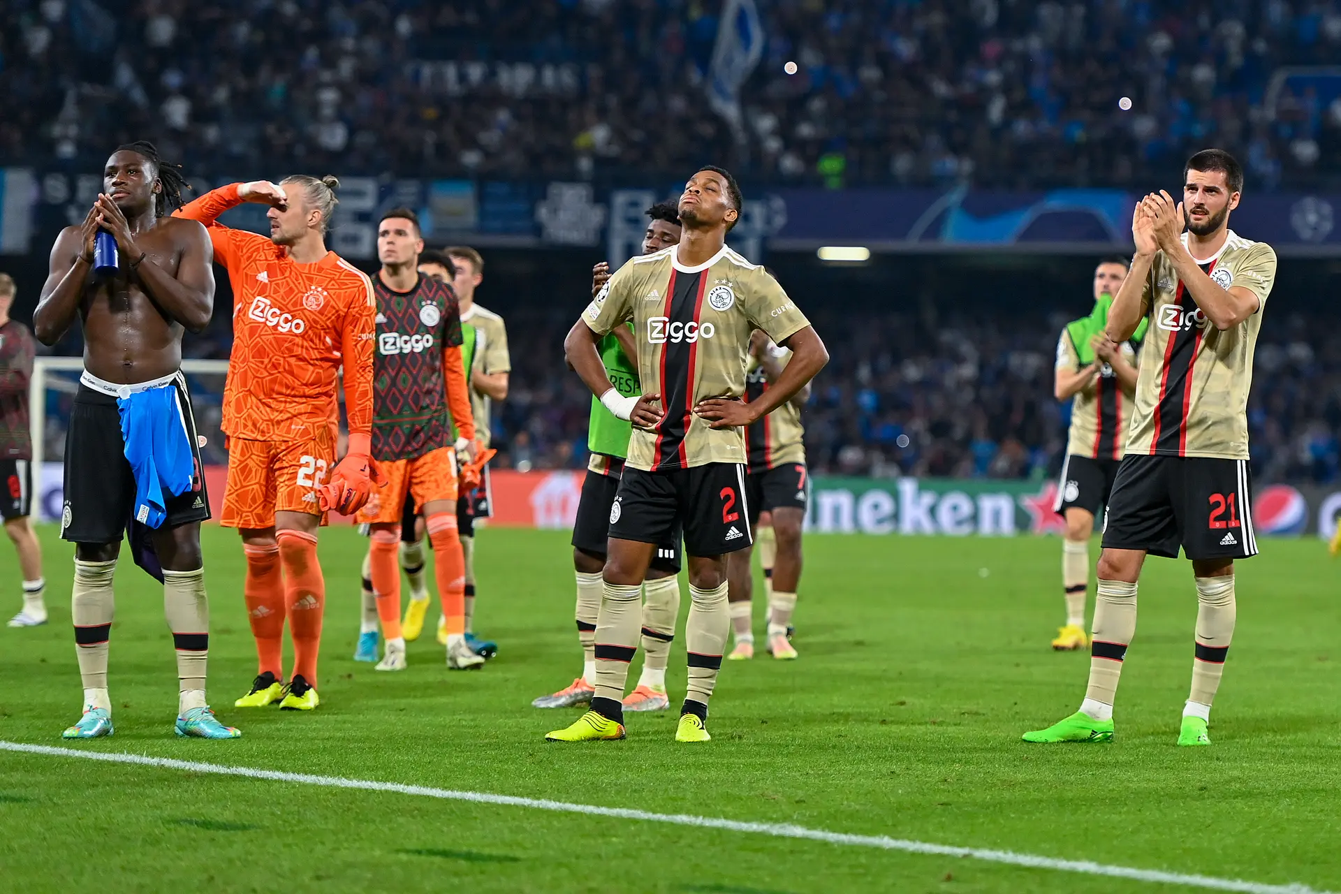 Ajax moet zich focussen op Europa League: 'Drie van de vier wedstrijden ben je weggespeeld'