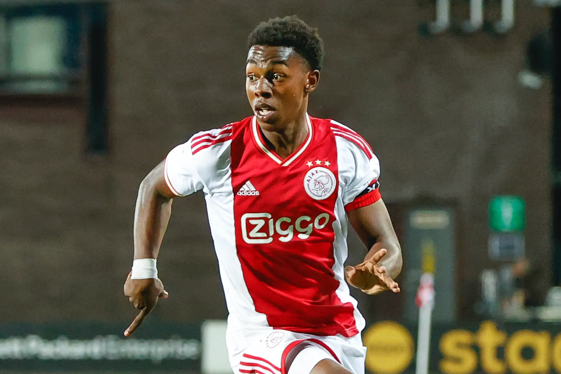 Felbegeerde Van Axel Dongen wil eerst slagen bij Ajax