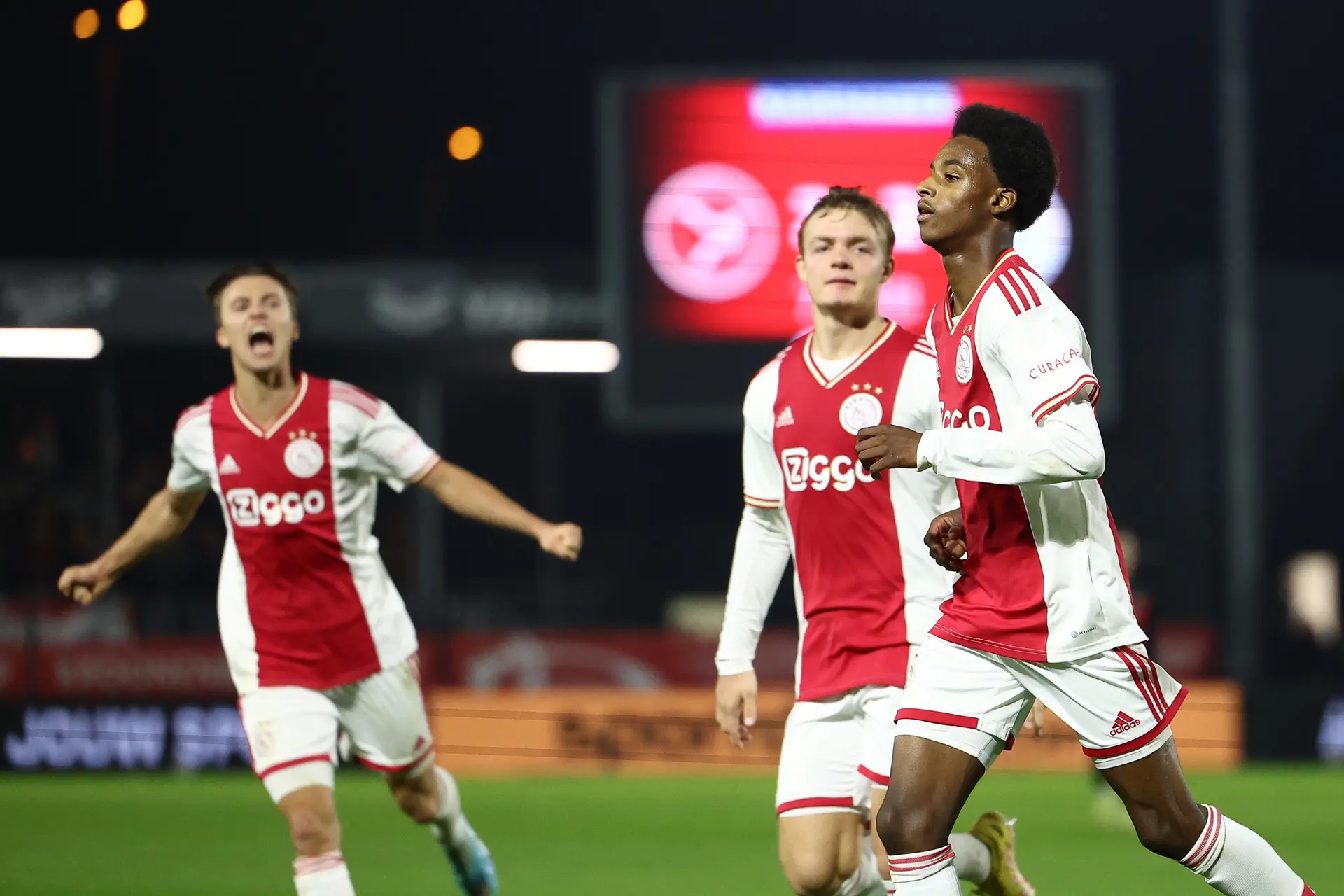 Jong Ajax overleeft Almeerse belegering en gaat dankzij Martha met drie punten naar huis