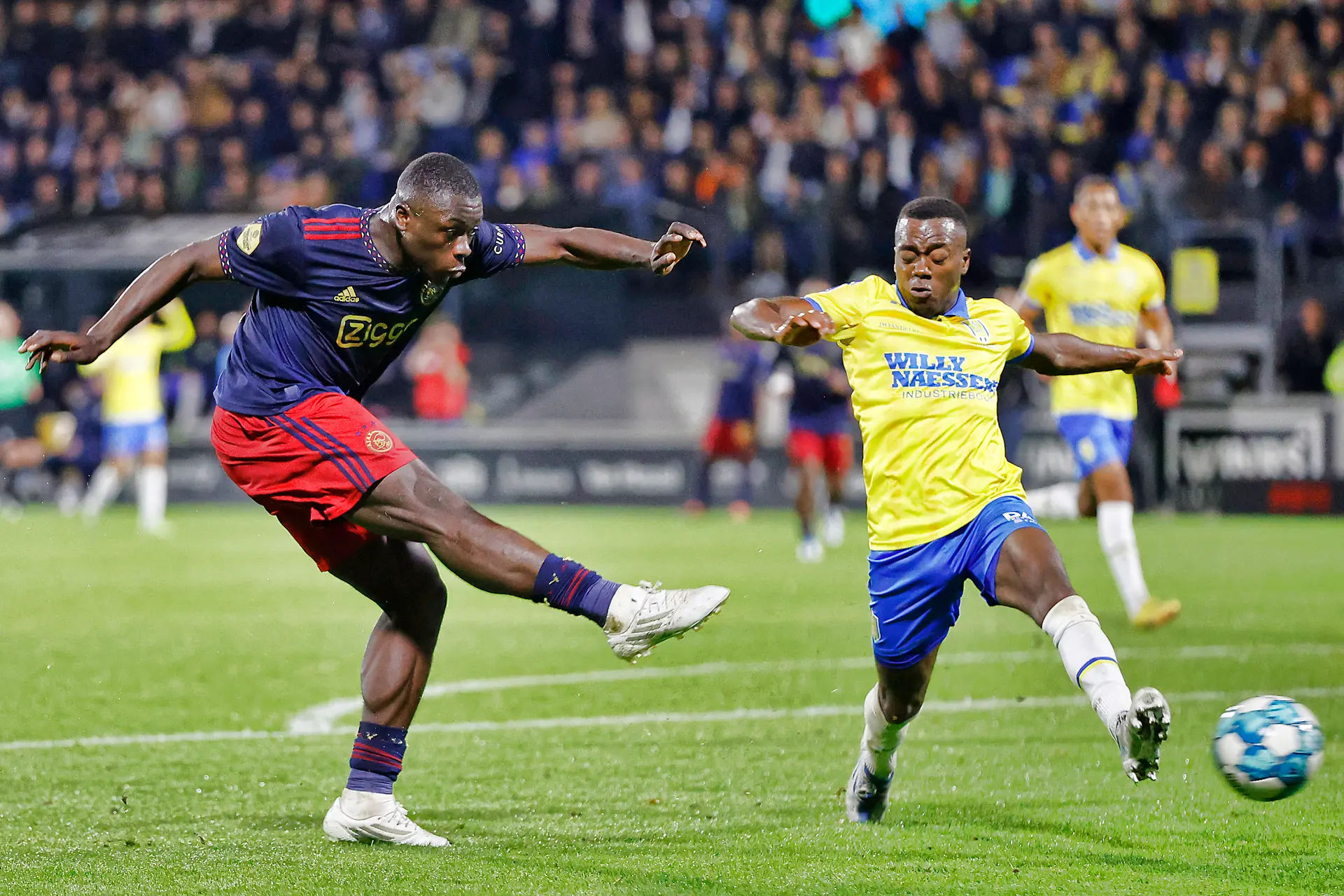 Brobbey scoort opnieuw twee keer: 'Dan vind ik niet dat trainer je er zomaar uit kan halen'