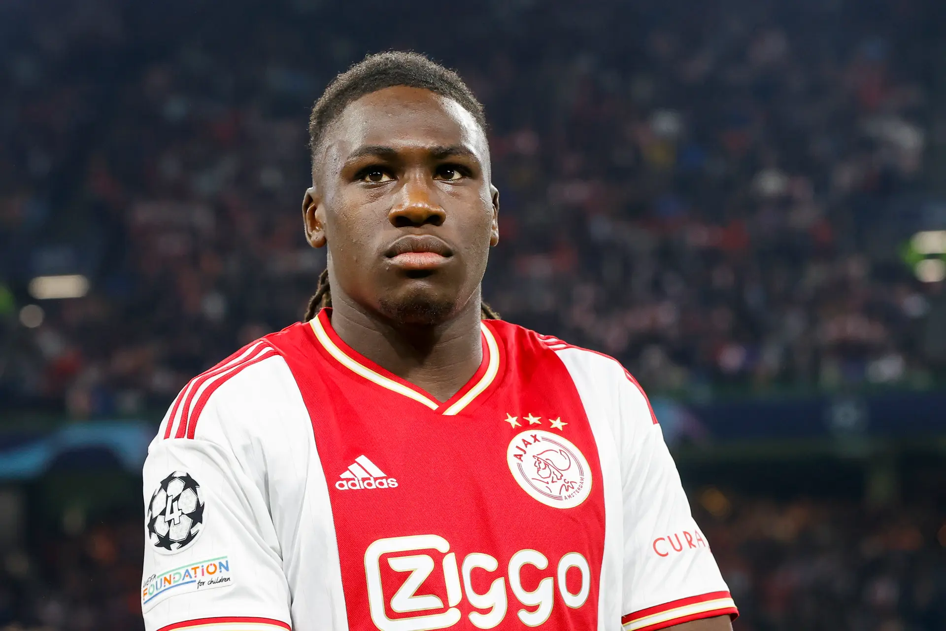 Bassey wil verbeteren met Ajax: 'We hebben vertrouwen in onze trainer'
