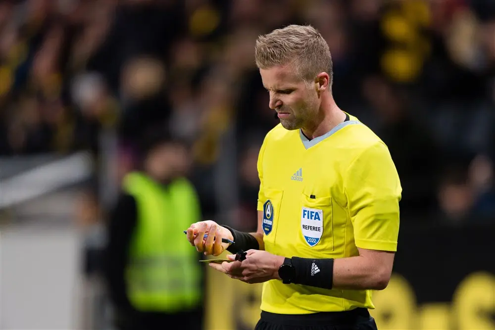 Rondom Ajax: Rangers FC - Ajax onder leiding van scheidsrechter Glenn Nyberg