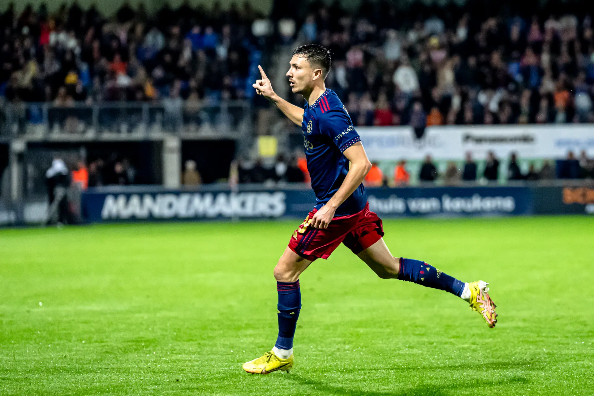 Ajax wint dankzij Berghuis en Brobbey op bezoek bij RKC Waalwijk