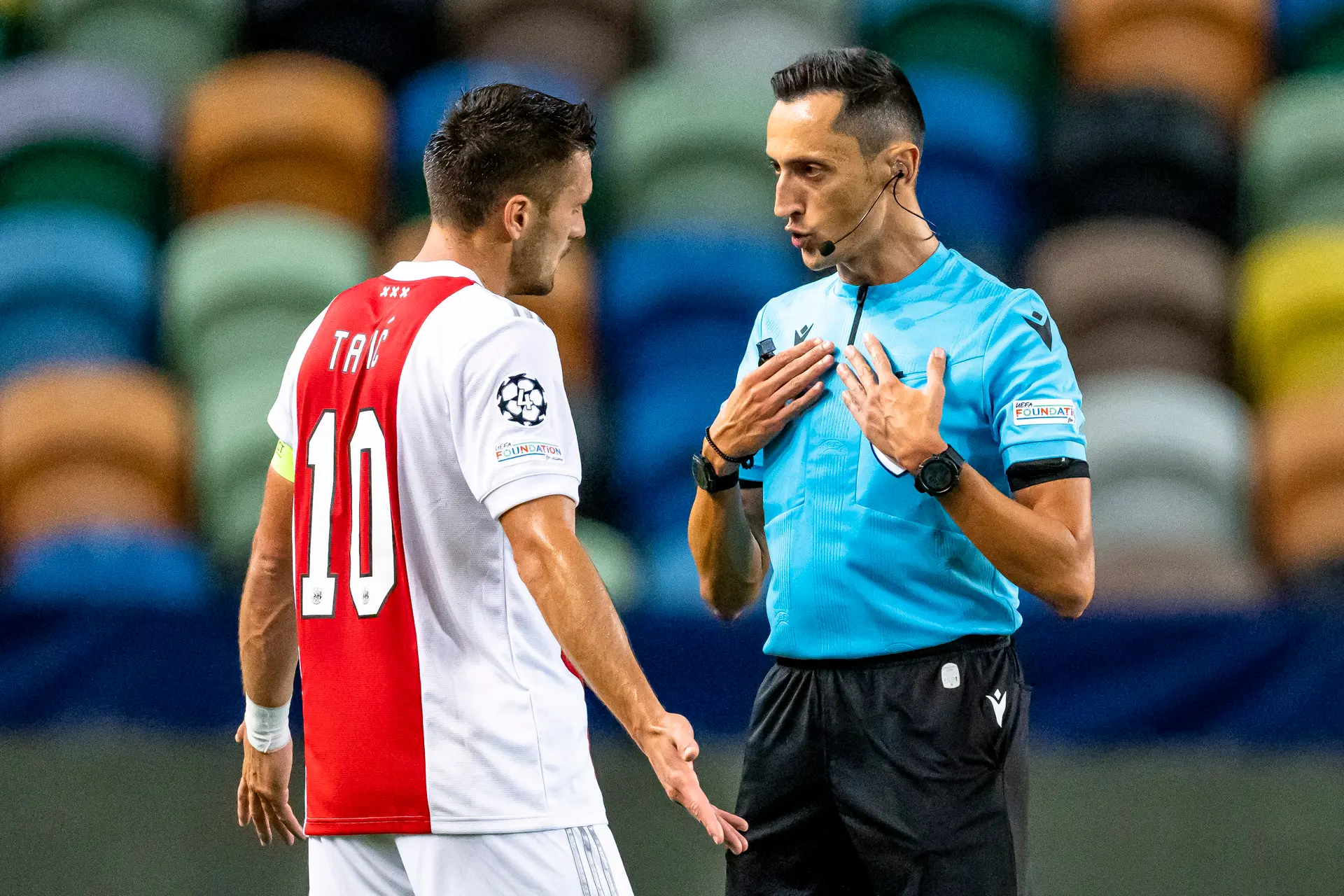 Rondom Ajax: Thuisduel met Liverpool onder leiding van José María Sánchez