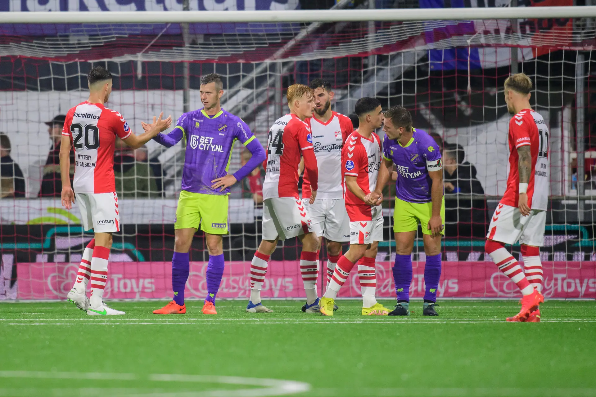 FC Emmen en FC Volendam delen de punten en maken Vitesse hekkensluiter