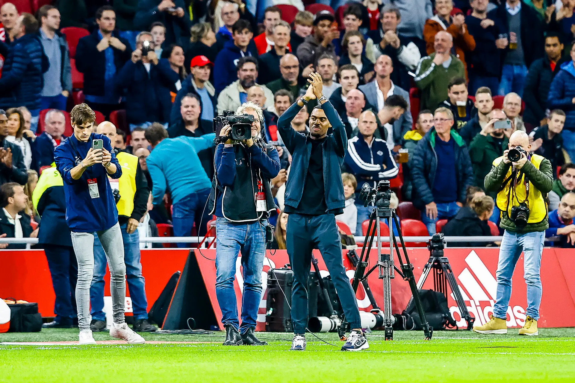Gravenberch neemt afscheid bij Ajax: 'Fans zitten gewoon in mijn hart'