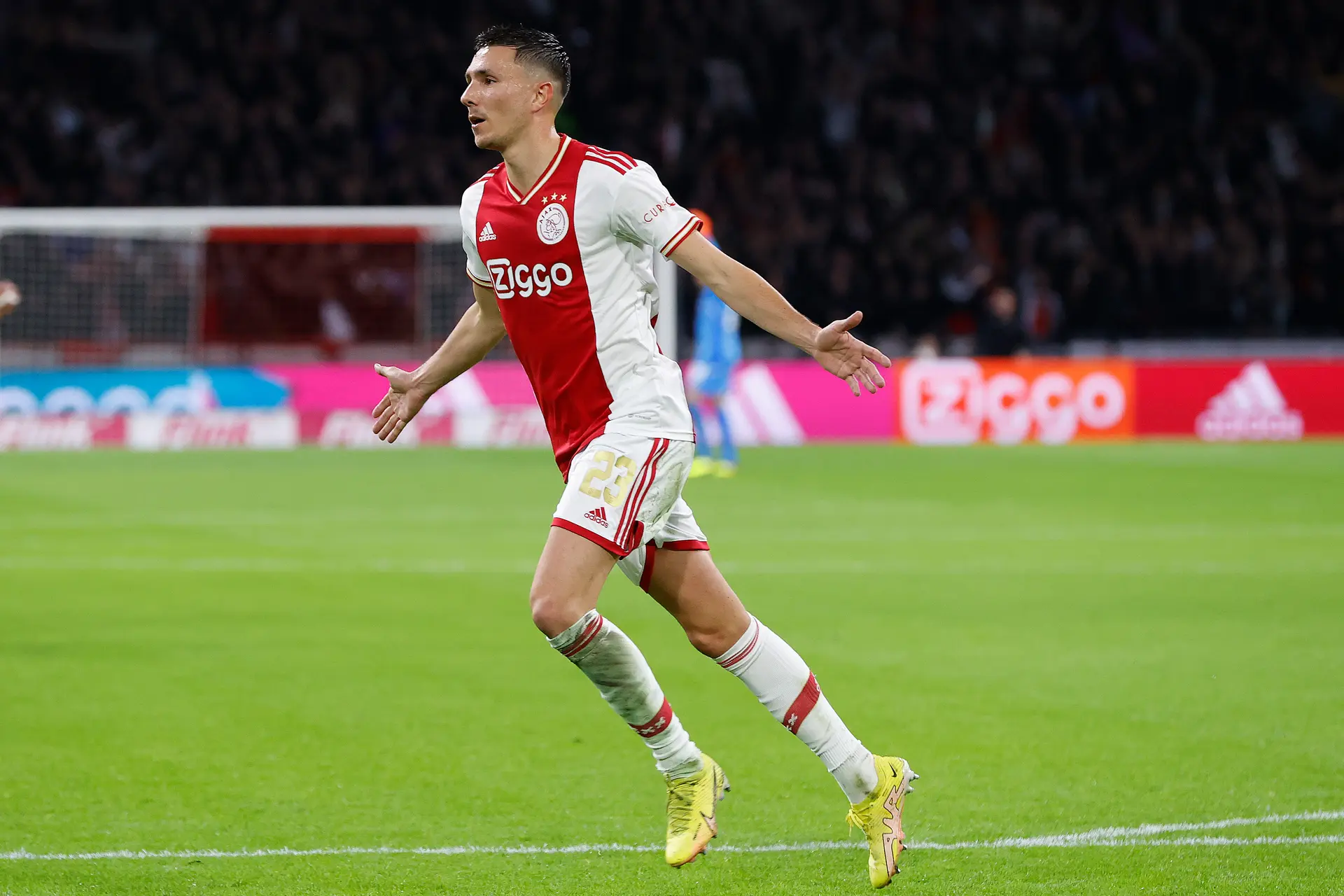 Ajax is weer koploper na forse uithaal tegen Excelsior
