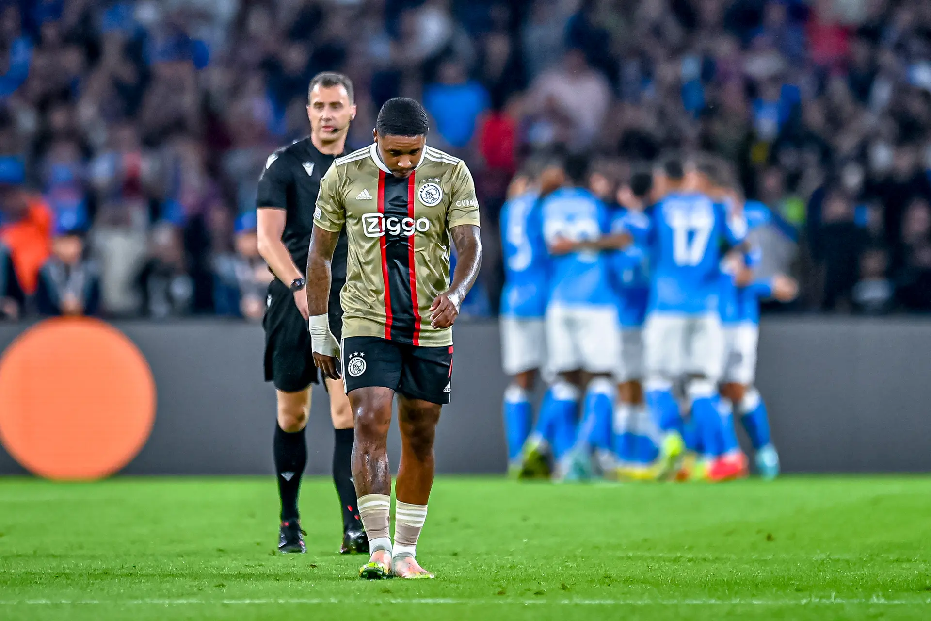 Ajax krijgt vier tegengoals en verliest opnieuw van Napoli