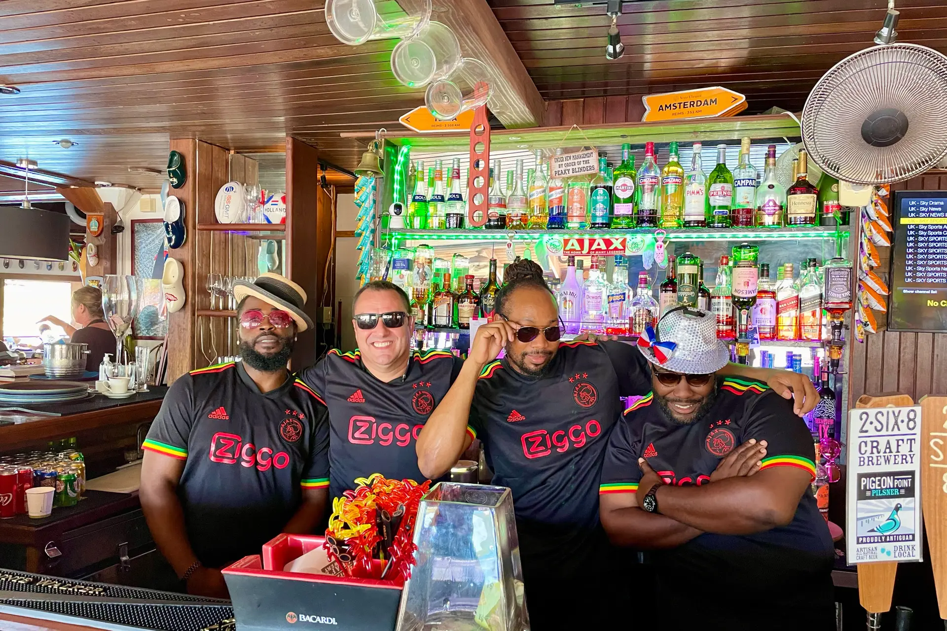 'Op een wedstrijddag trekken we de shirts aan en hebben we een echte Hollandse Ajax-middag in een Caribisch jasje!'