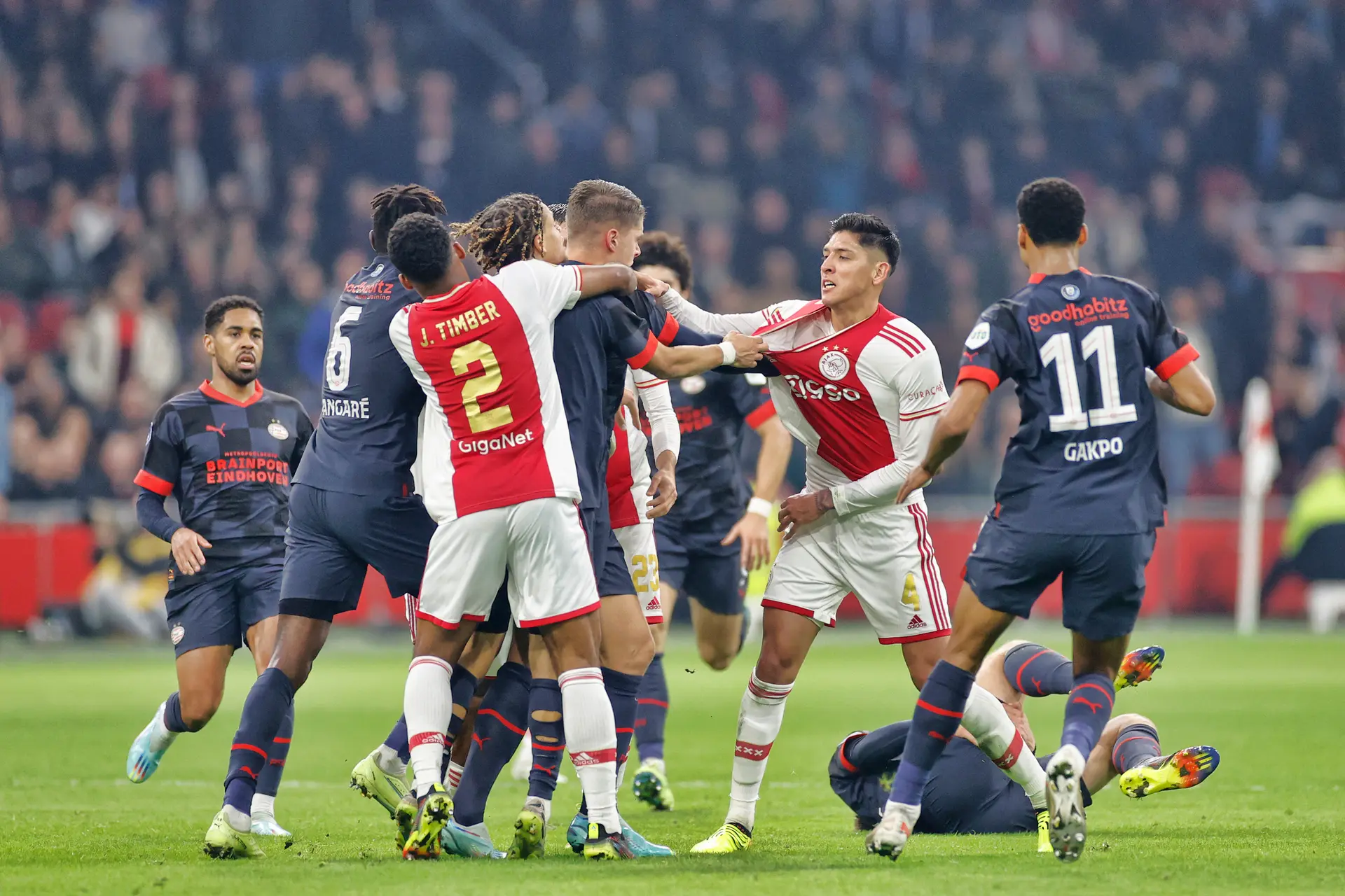 ajax psv knokken op het veld 
