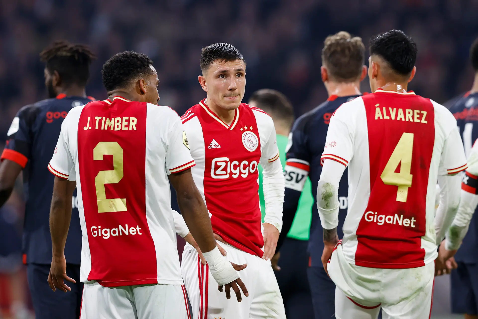 Machteloos Ajax gaat in eigen huis onderuit tegen PSV