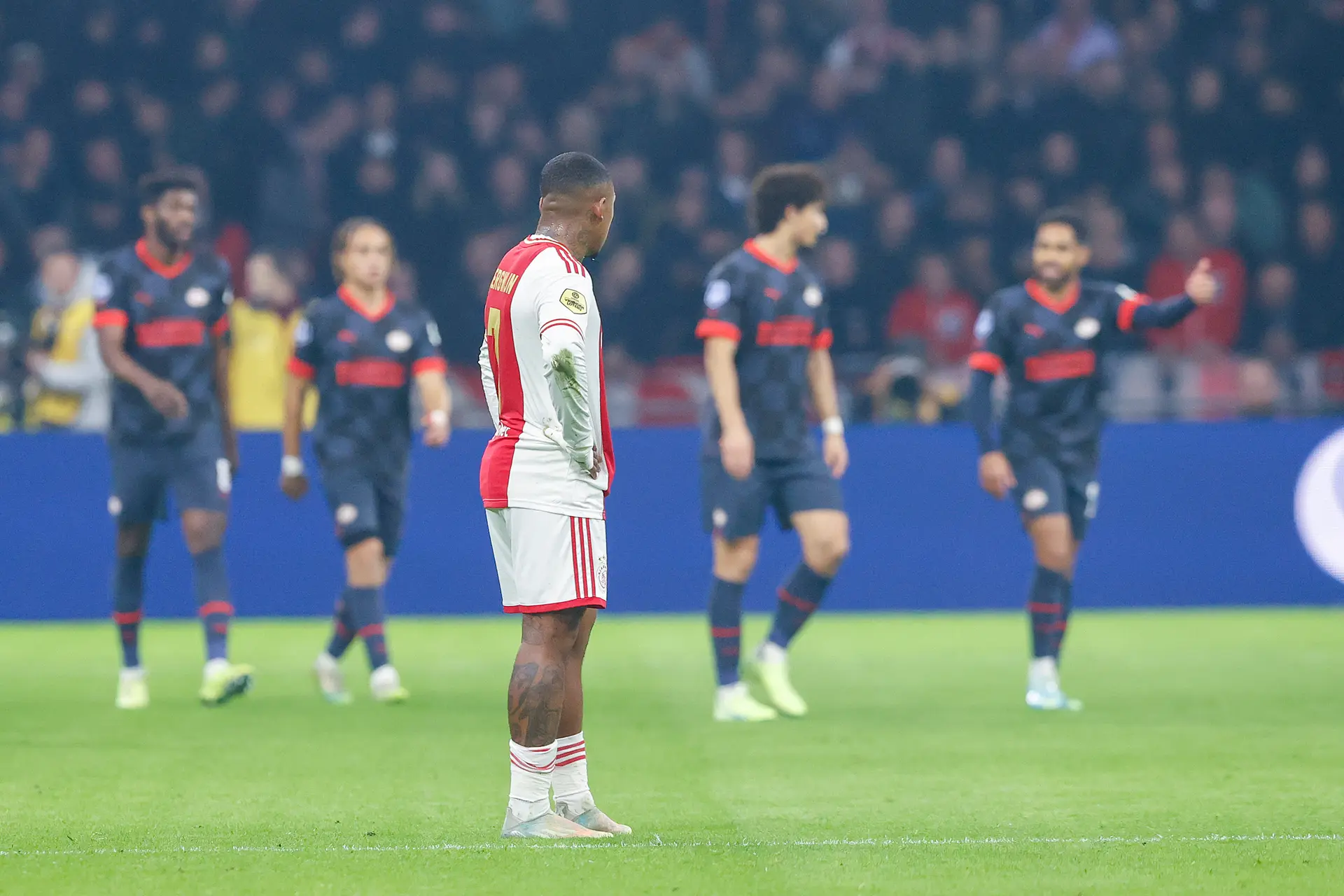 Bergwijn hard na nederlaag tegen PSV: 'Dit is geen Ajax'
