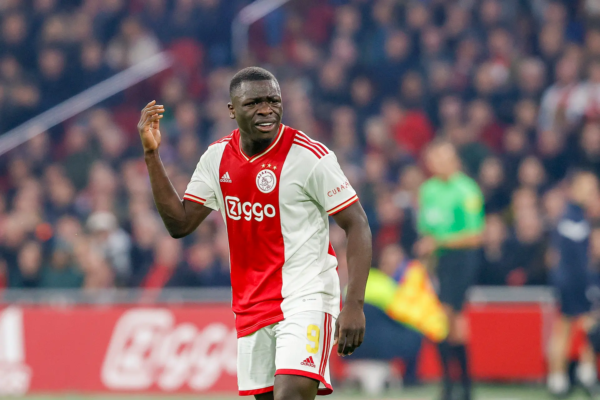 De Mos over Brobbey: 'Hij denkt dus dat hij alles kan doen, en dat dat dan beloond wordt'