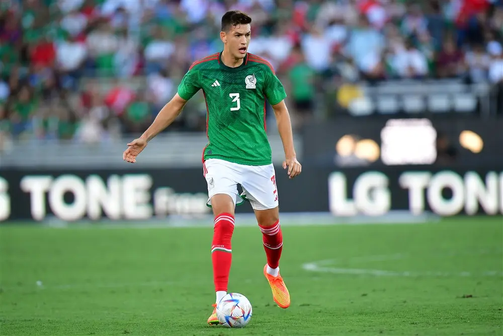 Geruchtenmolen: 'Ajax aandachtig toeschouwer bij Mexico op WK voor César Montes'