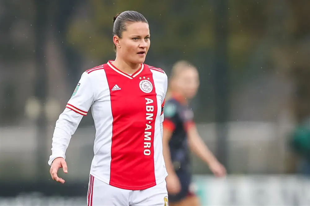Ajax Vrouwen-aanvoerder Spitse reageert op titel: 'Als klein meisje was ik al voor Ajax'
