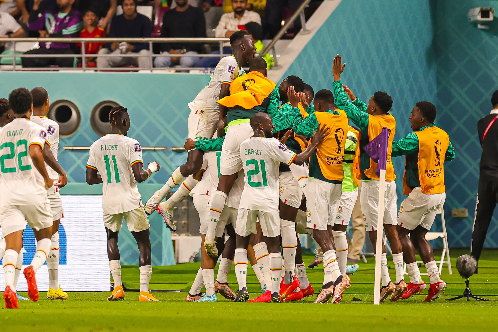Senegal wint enerverend duel met Ecuador en volgt Nederland naar knock out-fase van WK