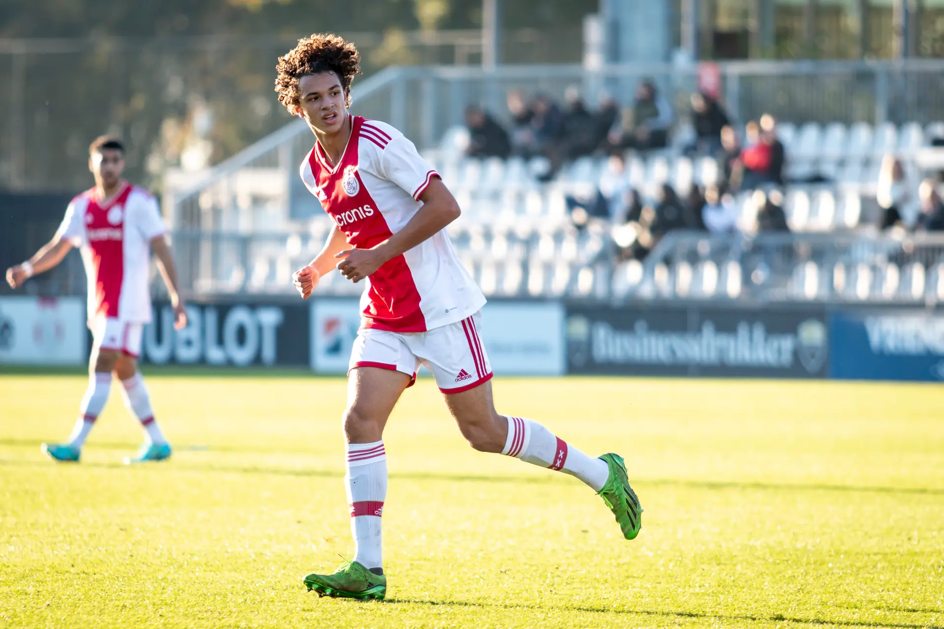 Ajax O18-spits Vink voorlopig aan de kant met gebroken kuitbeen