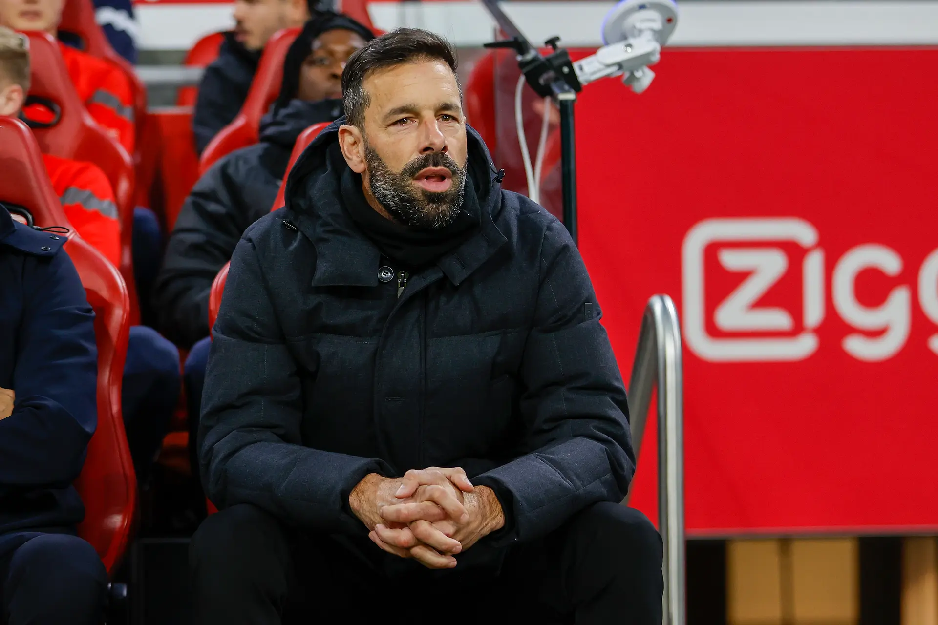 Van Nistelrooij over opstootje: 'Wij vieren de overwinning hier, ik weet niet wat daar mis mee is'