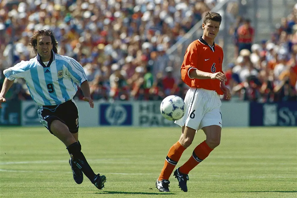 Batistuta blikt terug: 'Hoeveel pijn ik ook voelde, het was een prachtig doelpunt van Bergkamp'