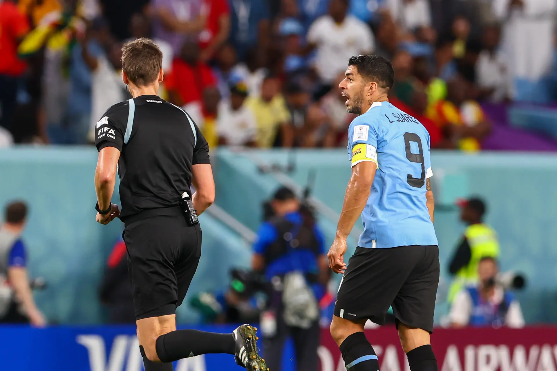 Suárez boos en verdrietig na uitschakeling op WK: 'FIFA is altijd tegen Uruguay'