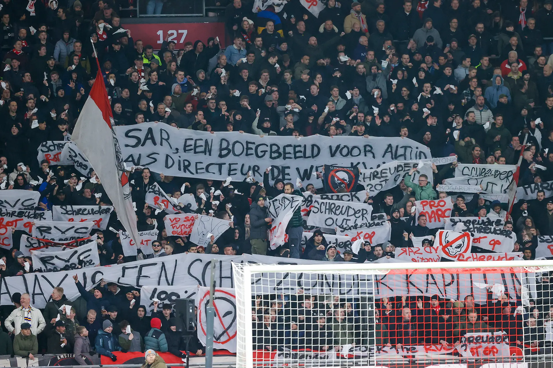 Kranten: 'Directie van Ajax grijpt nu in, maar veel kwaad is al geschied'
