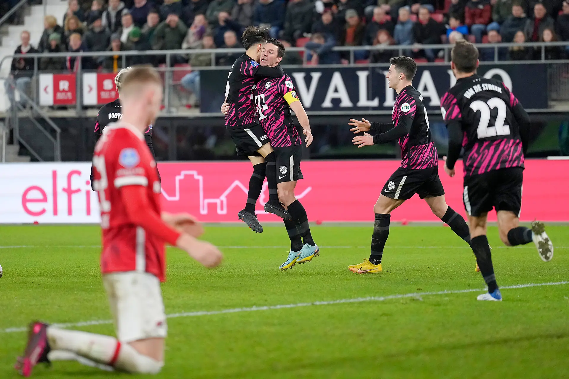 AZ en FC Utrecht delen punten na bizar duel in Alkmaar
