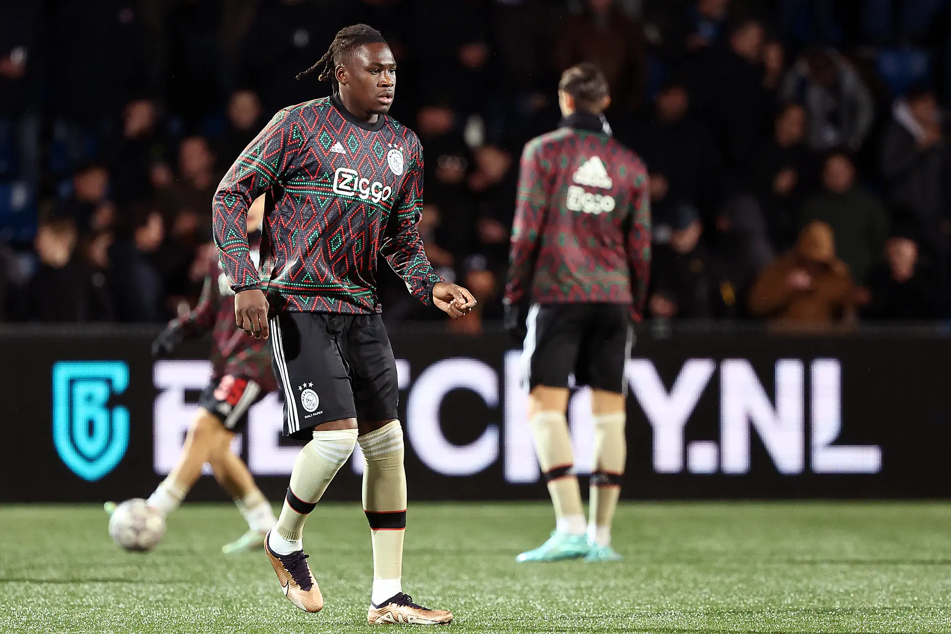 Rondom Ajax: Bassey maakt FC Den Bosch-fan dolblij met shirt