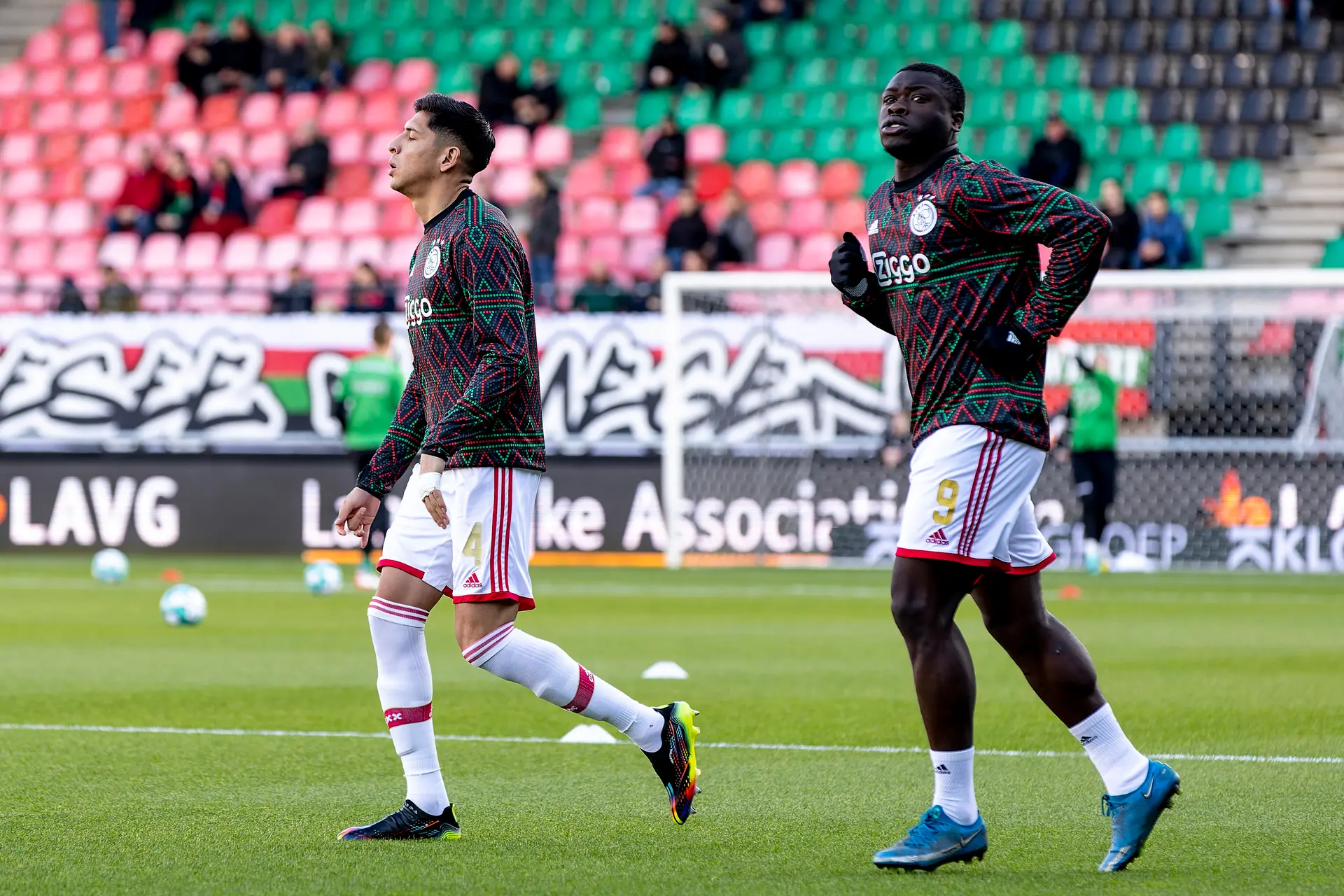 Brobbey valt met schouderblessure uit tegen NEC en voegt zich bij ziekenboeg Ajax