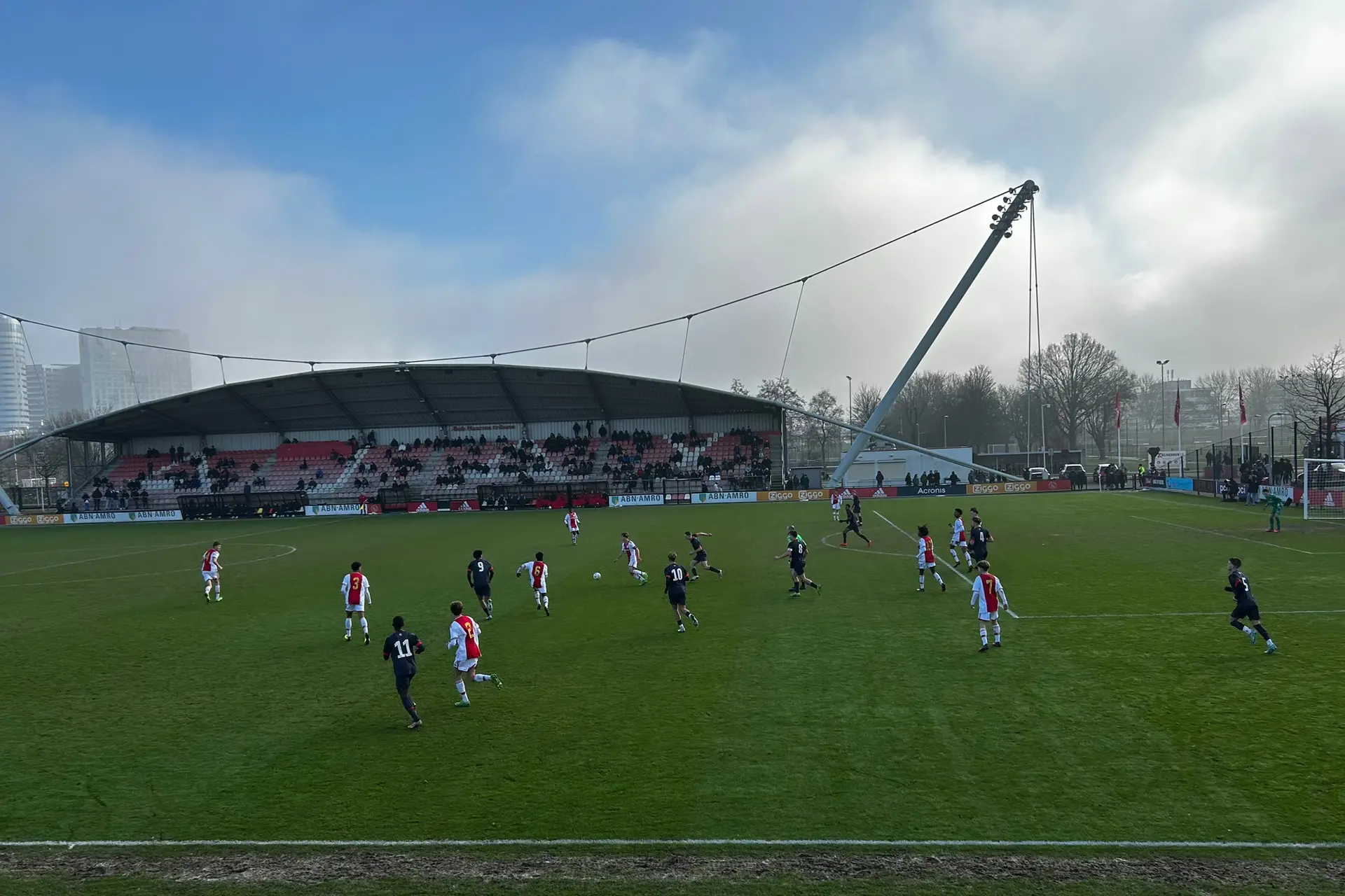 Ajax O17 verliest topper van PSV; Ajax O15 wint Miniklassieker