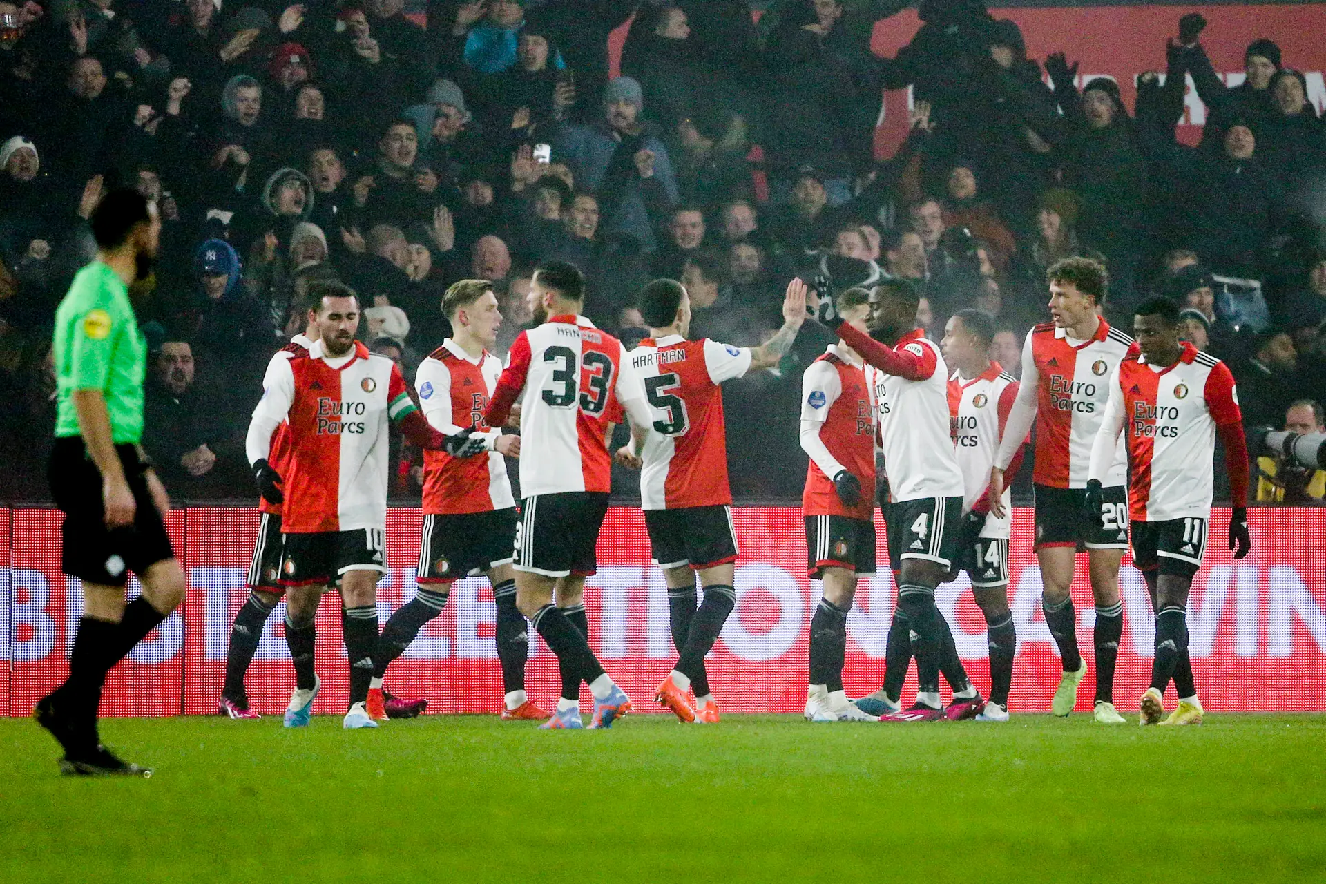 Feyenoord en AZ winnen simpel; FC Twente laat punten liggen tegen Vitesse