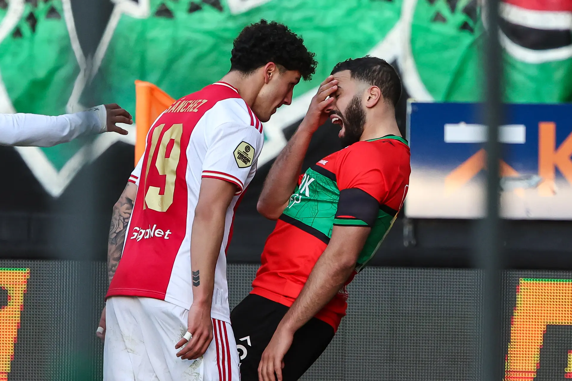 Ajax mist te veel kansen en verzuimt te profiteren van misstappen concurrentie