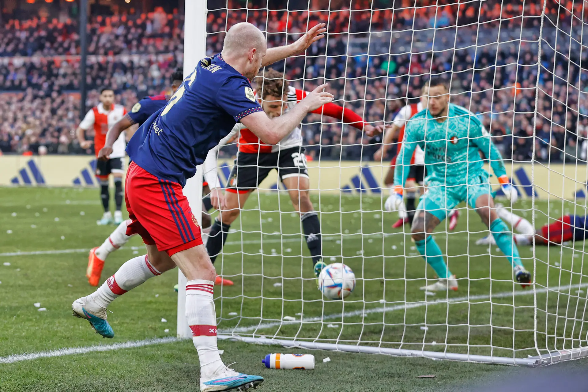 Klaassen over sfeer in kleedkamer: 'Toch teleurgesteld, we spelen bij Ajax'